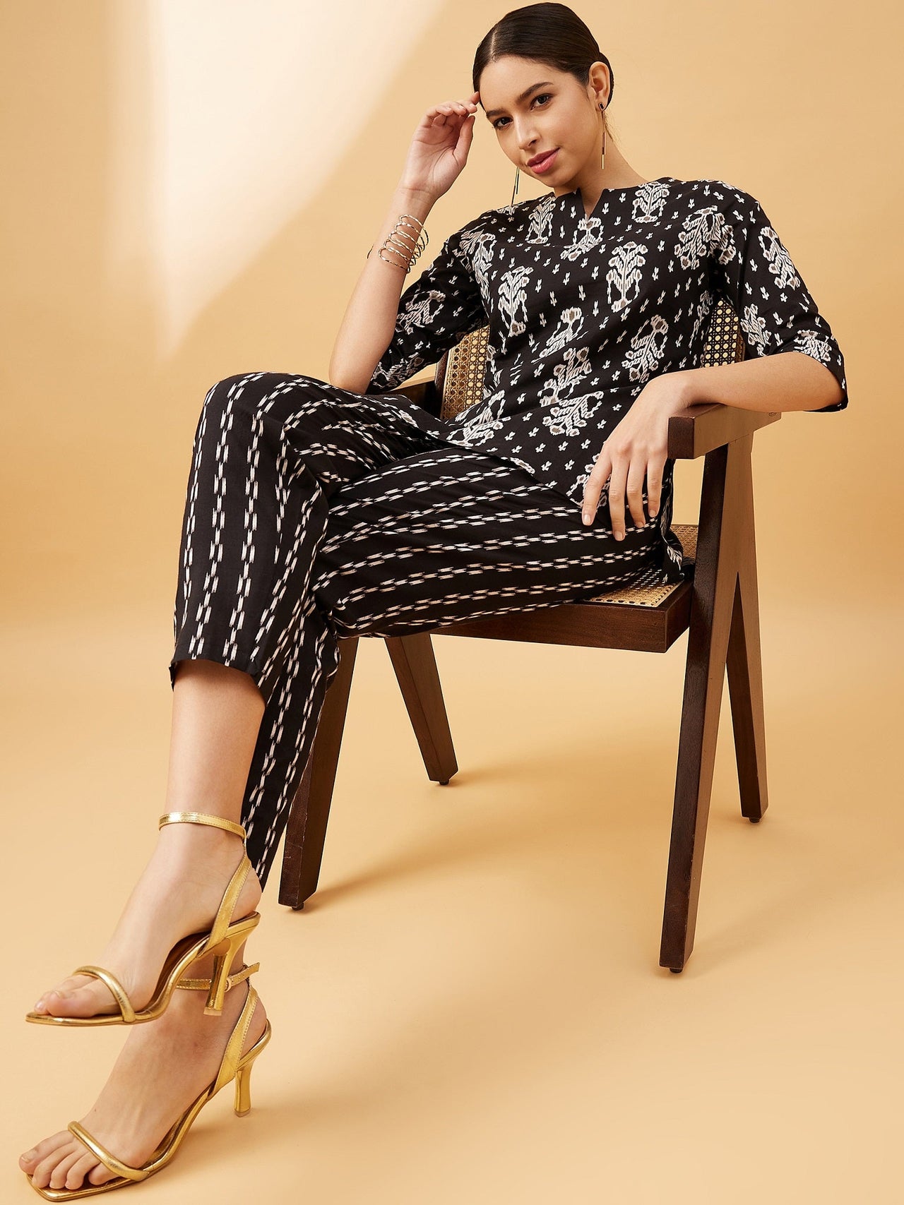 NOZ2TOZ Women Party Wear Flower Printed Co-Ord Set With Pant - Black