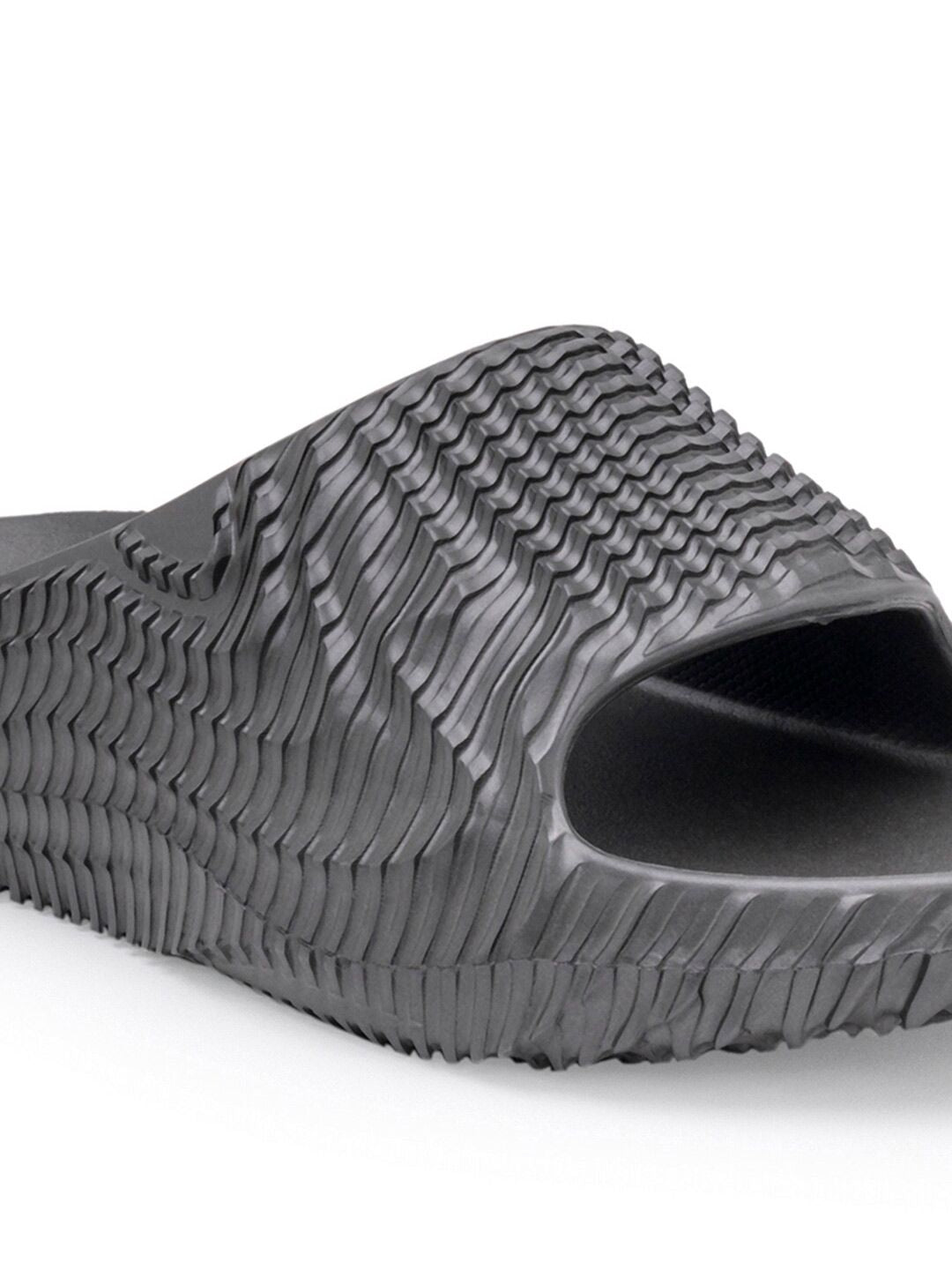 Red Tape Men Textured Slip-Resistance Sliders