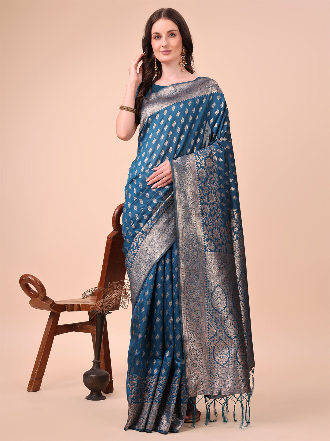 Aanika Women Blue Lichi Silk Saree With UnStiched Blouse