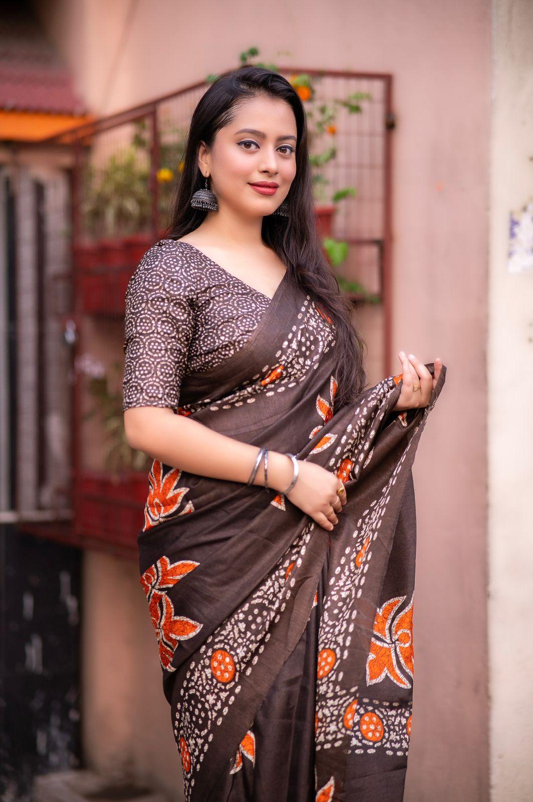 NOZ2TOZ Women Coffee Silk Blend Ethnic Motifs Saree With Unstitched Blouse