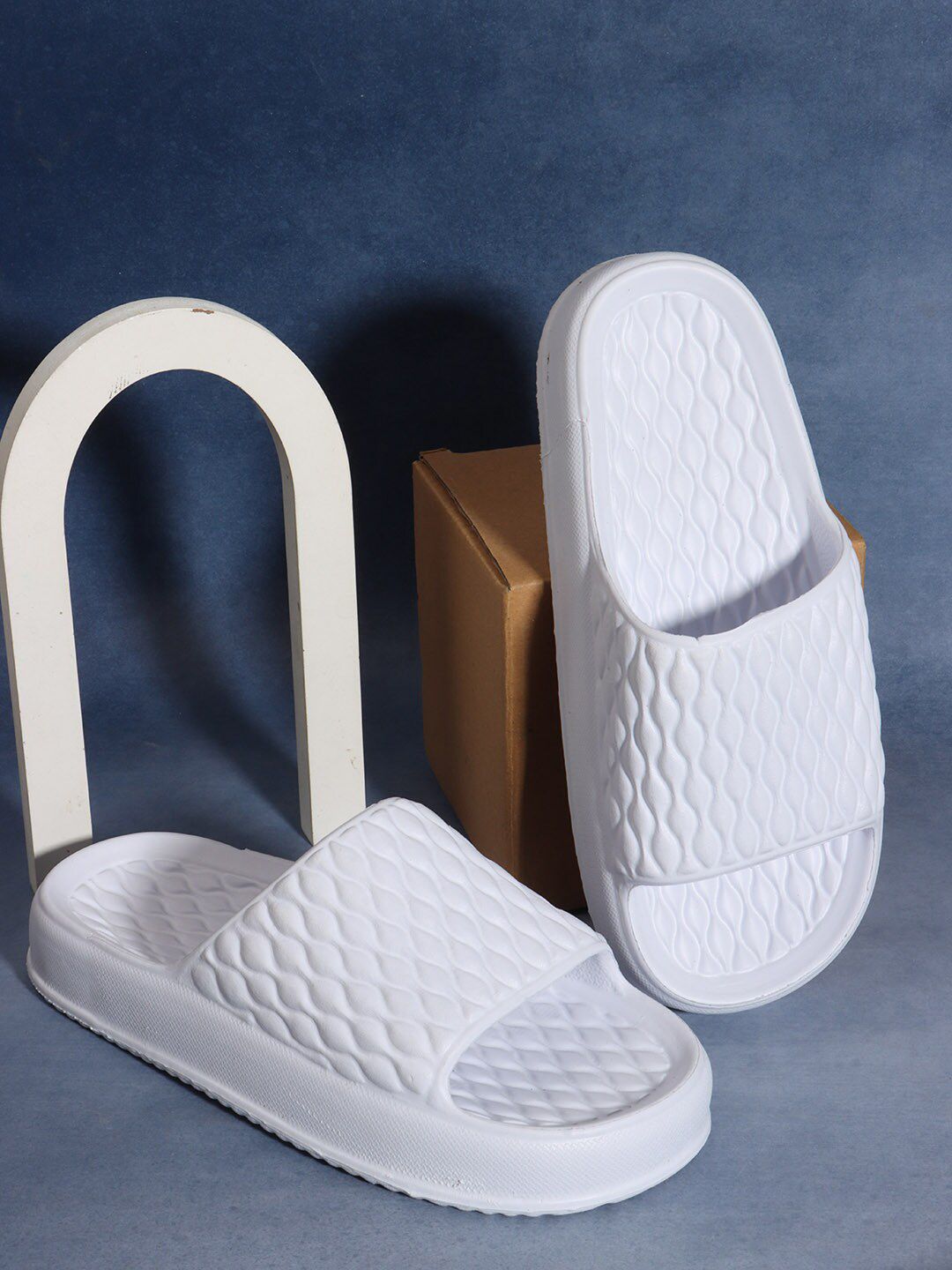 Roadster The Lifestyle Co. Women White Comfort Lightweight Sliders