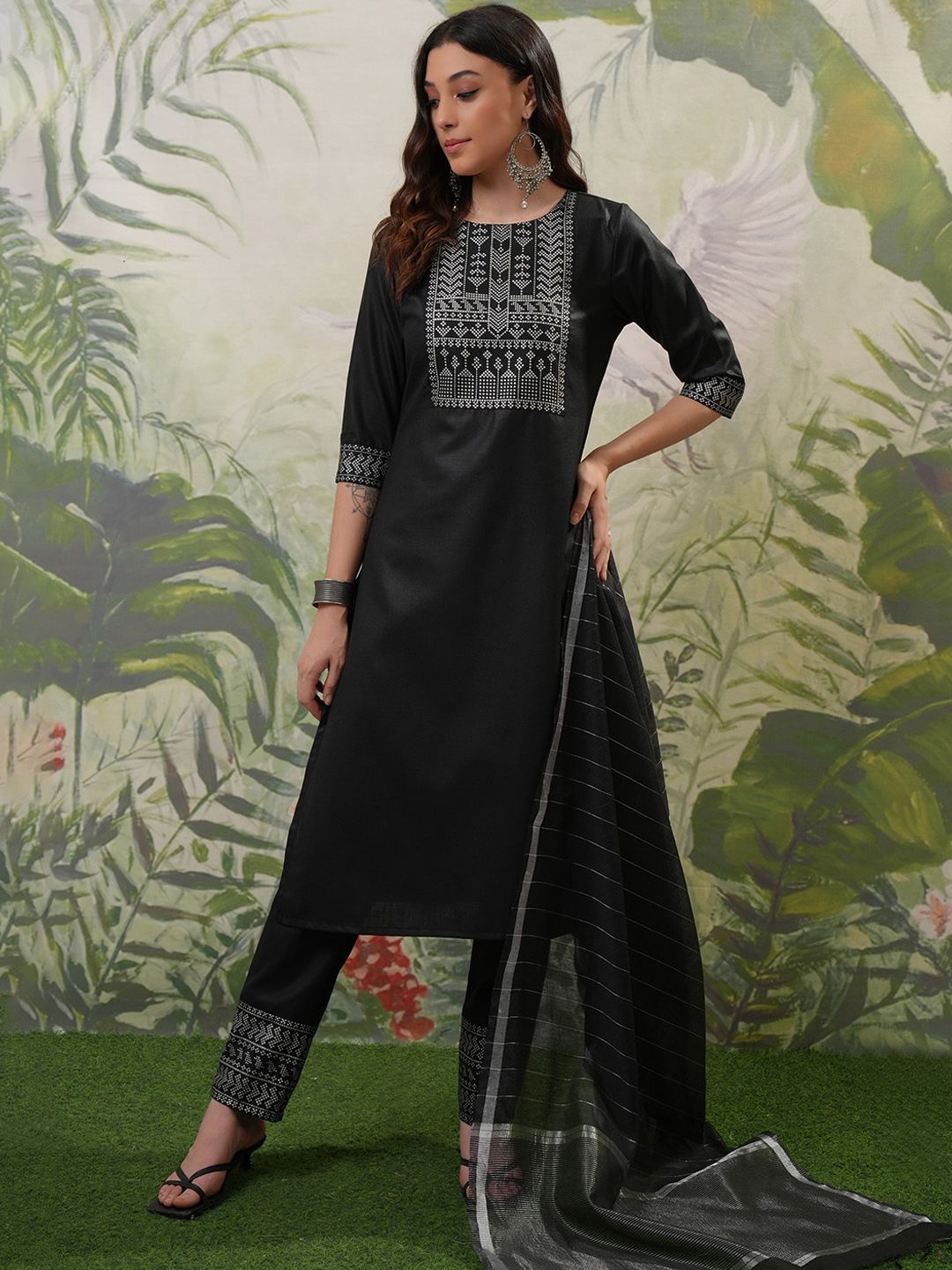 Vishudh Black Printed Regular Kurta with Trouser & Dupatta - Distacart