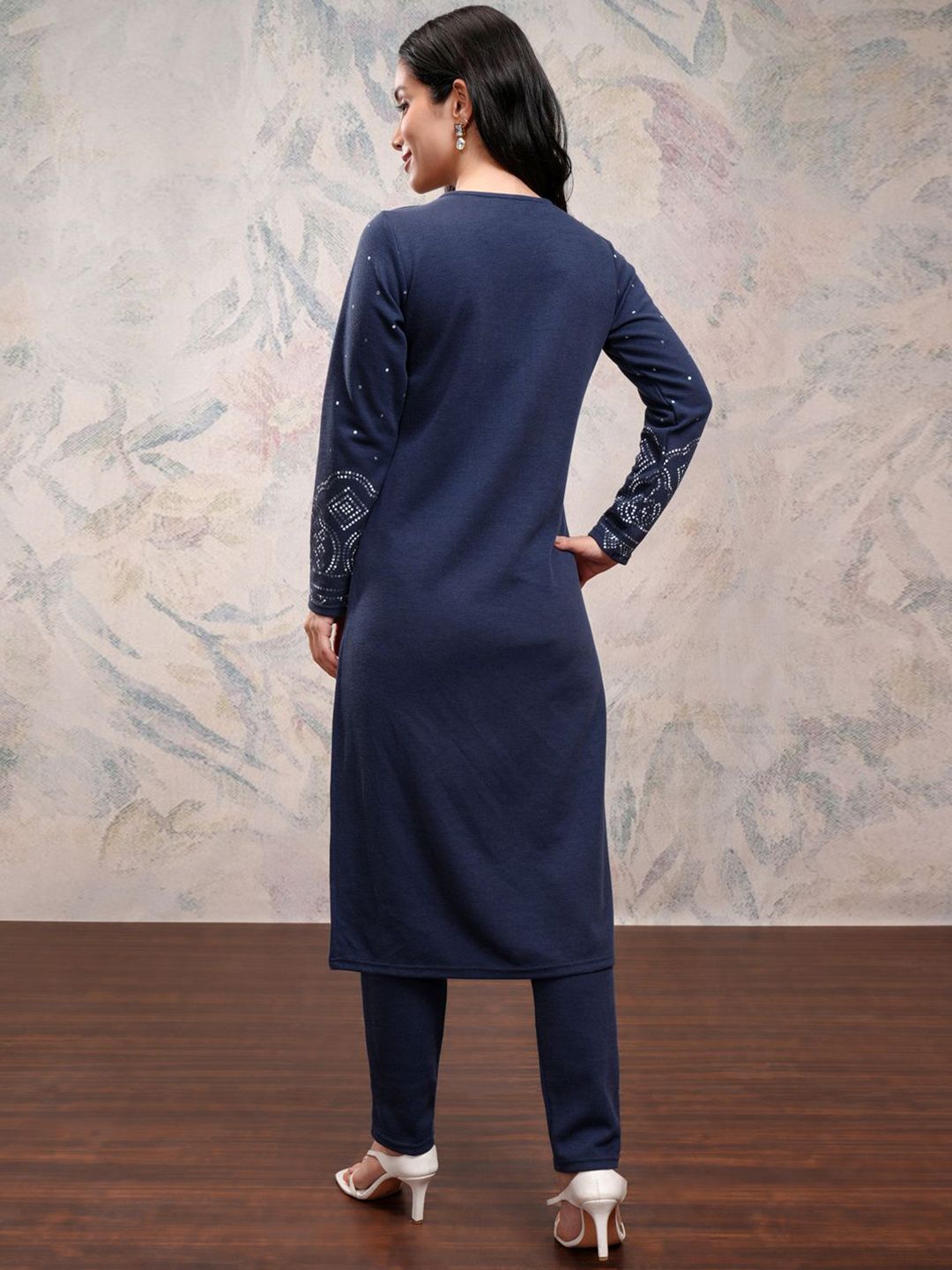 Vishudh Floral Printed Keyhole Neck Long Sleeves Straight Kurta with Trousers - Distacart