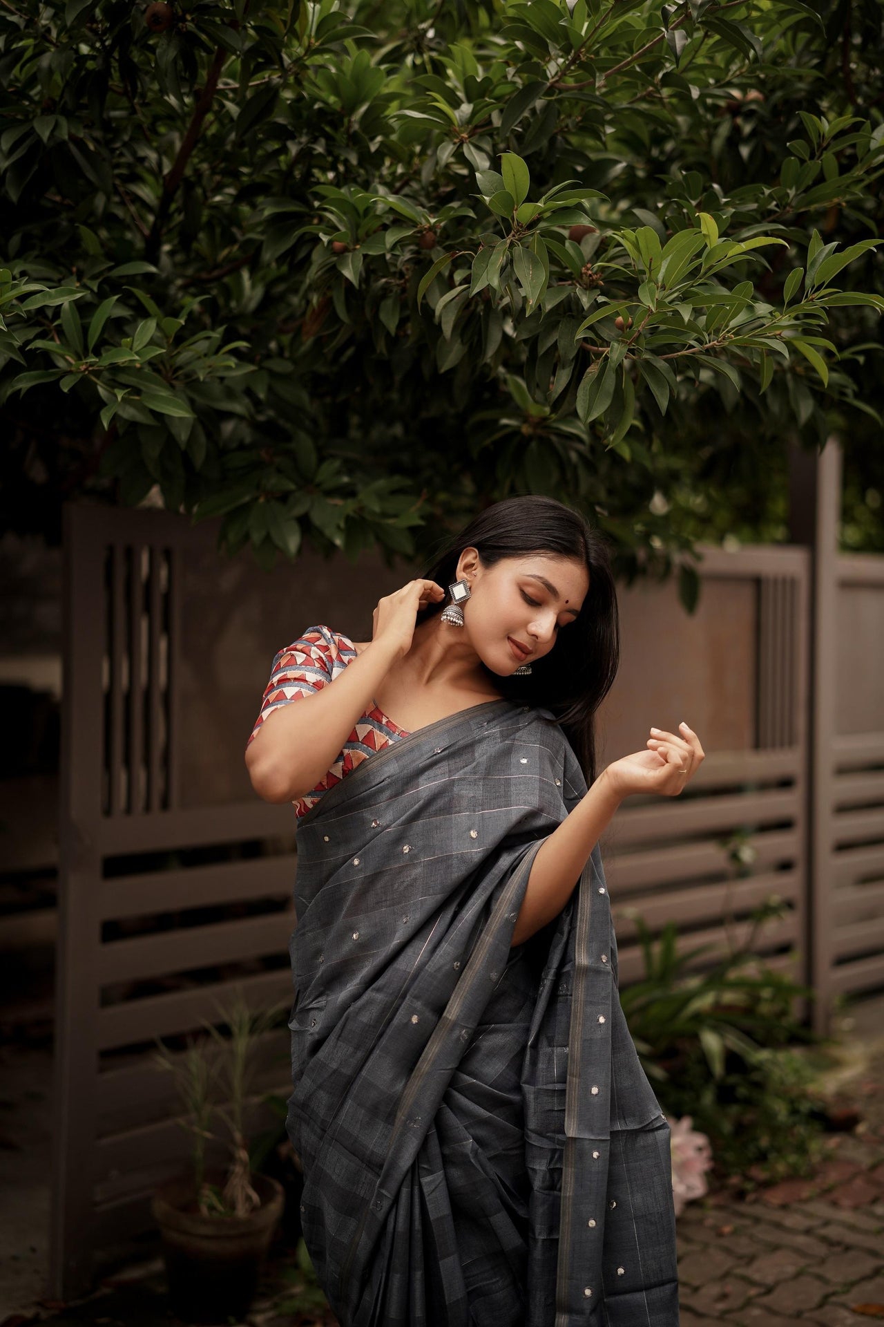 Grey Pure Linen Ethnic Motifs Saree with Unstitched Blouse - A2M
