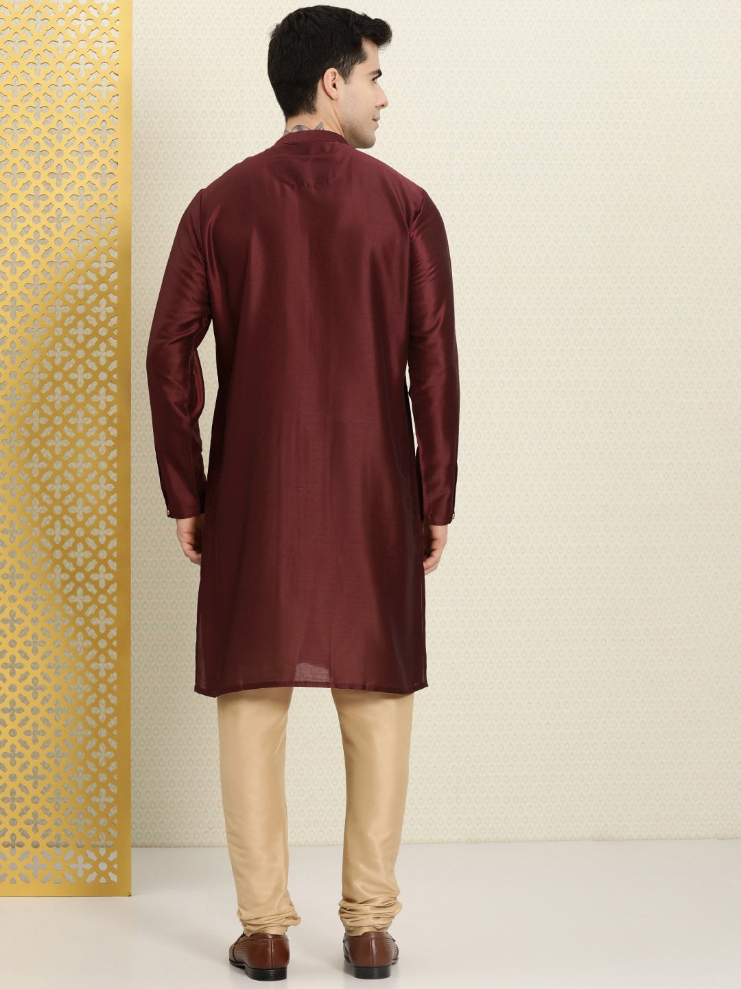 House of Pataudi Men Embroidered Jashn Kurta - Distacart