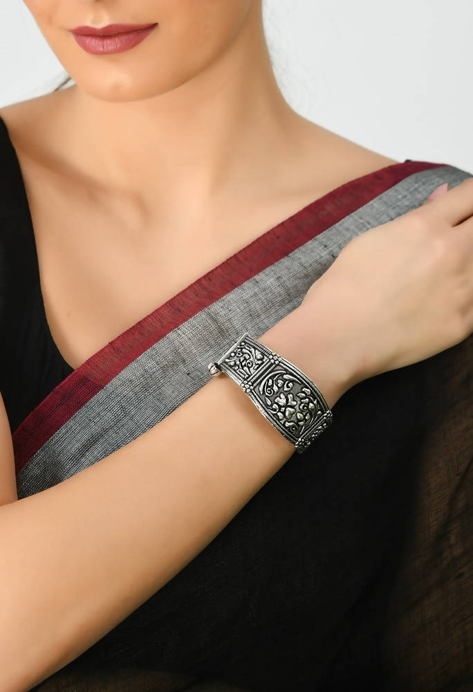Mominos Fashion Kamal Johar Oxidised Silver-Plated Screw Type Handcraft Bracelet