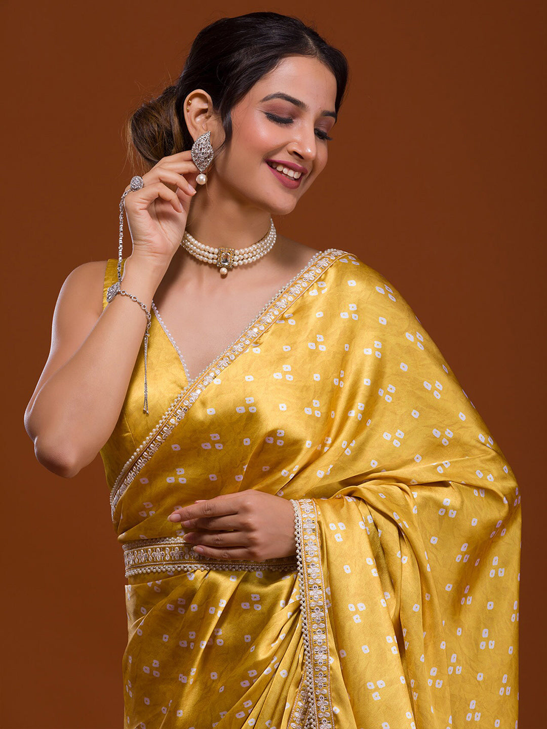 Koskii Yellow & White Bandhani Embroidered Bandhani Saree - Distacart