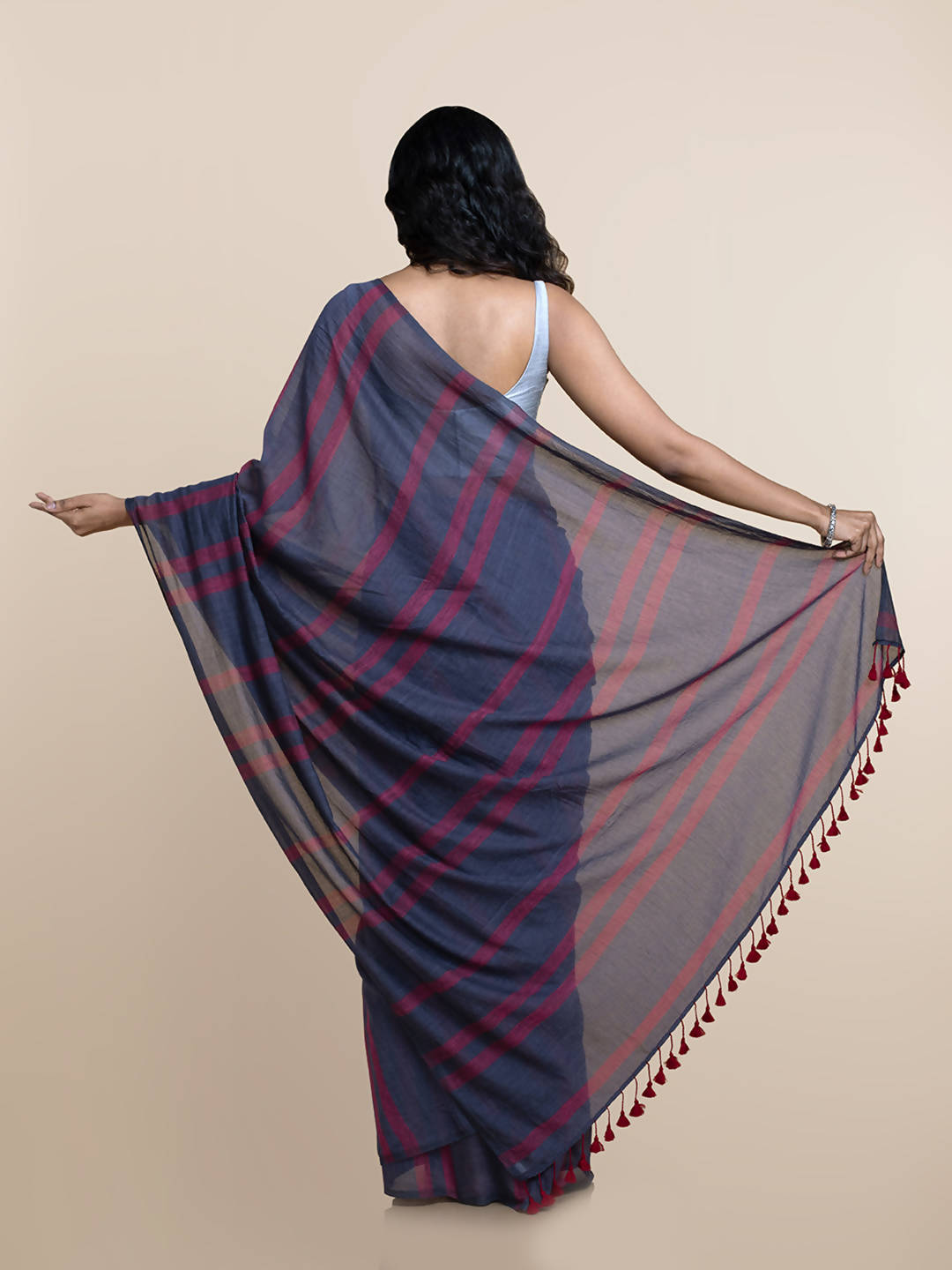 Suta Women Navy Blue Pure Cotton Handloom Saree - Distacart