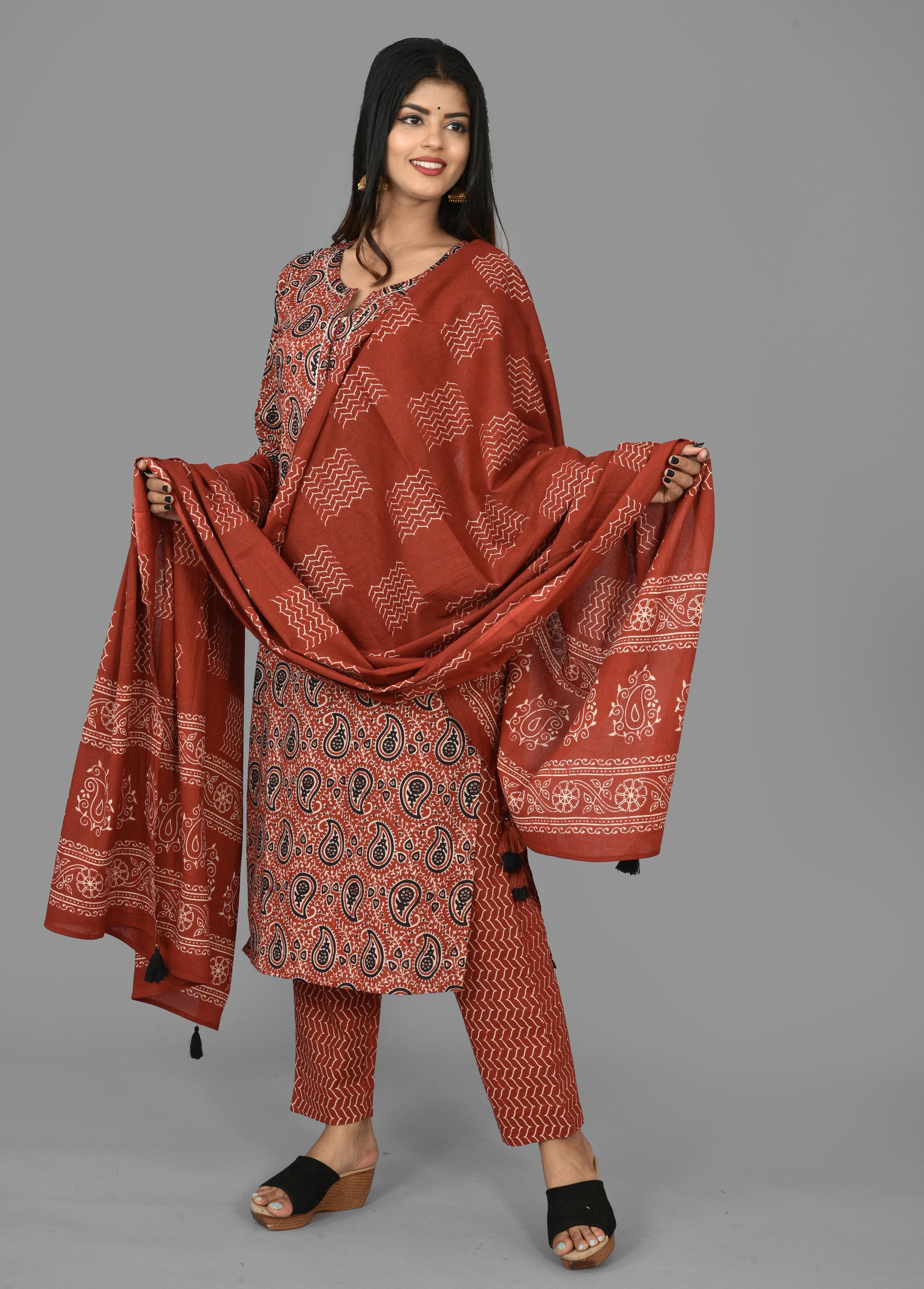 Kaajh Women's Red Paisley Print Cotton Suit Set - Distacart