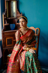 Thumbnail for Vishnu Weaves Women's Bottle Green Patola Banarasi Silk Meenakari Zari Woven Saree with Blouse - Distacart
