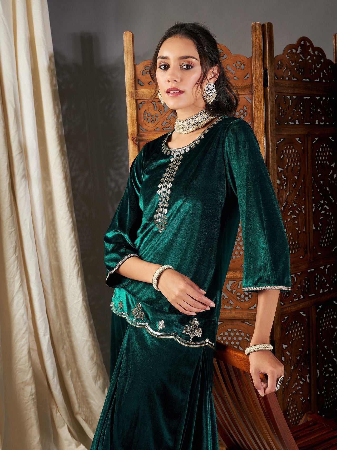 Lyush Women Green Velvet Embroidered Short Kurta - Distacart