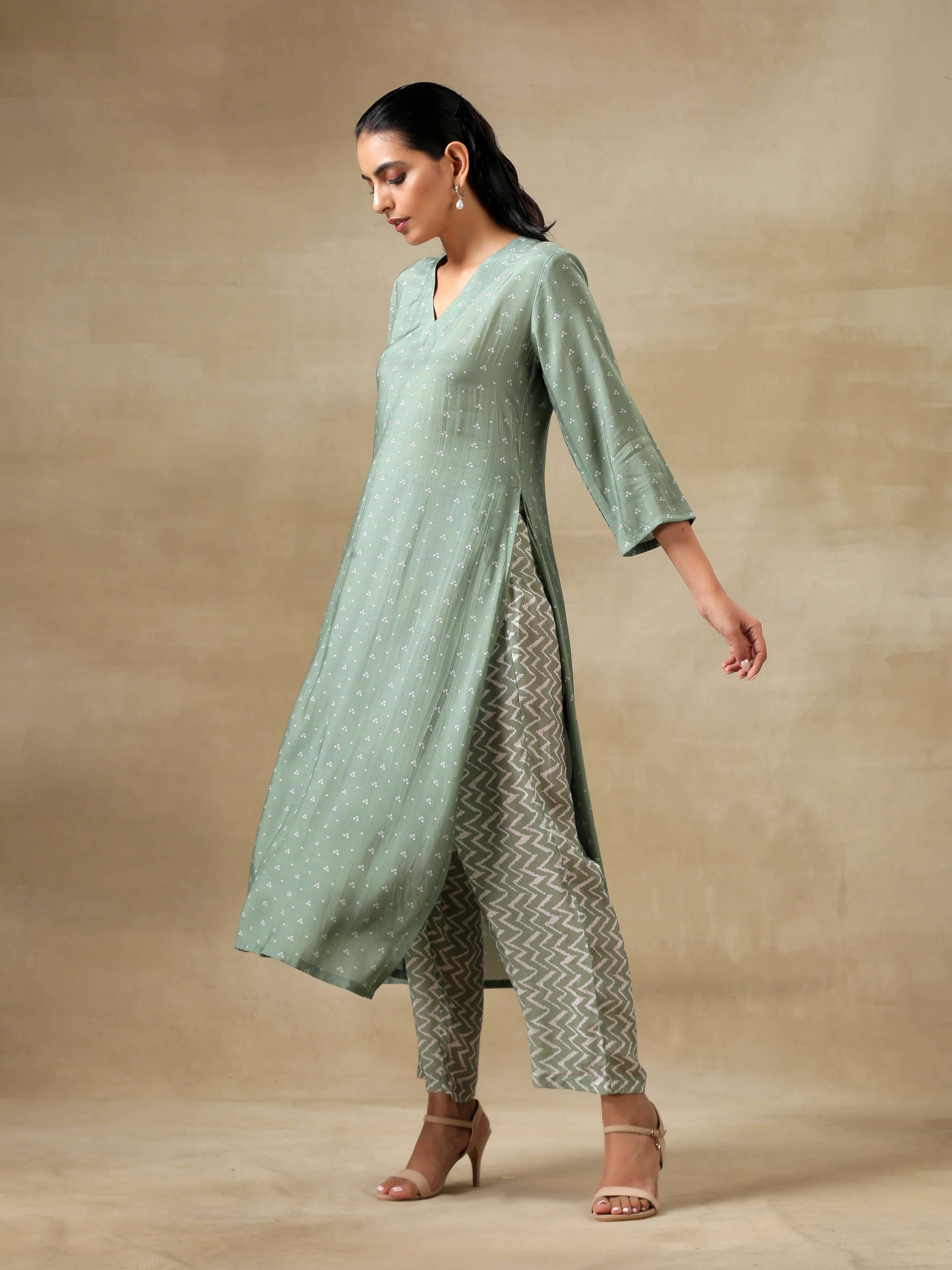 trueBrowns Light Green Bandhani Printed Silk High Slit Kurta Pant Set - Distacart