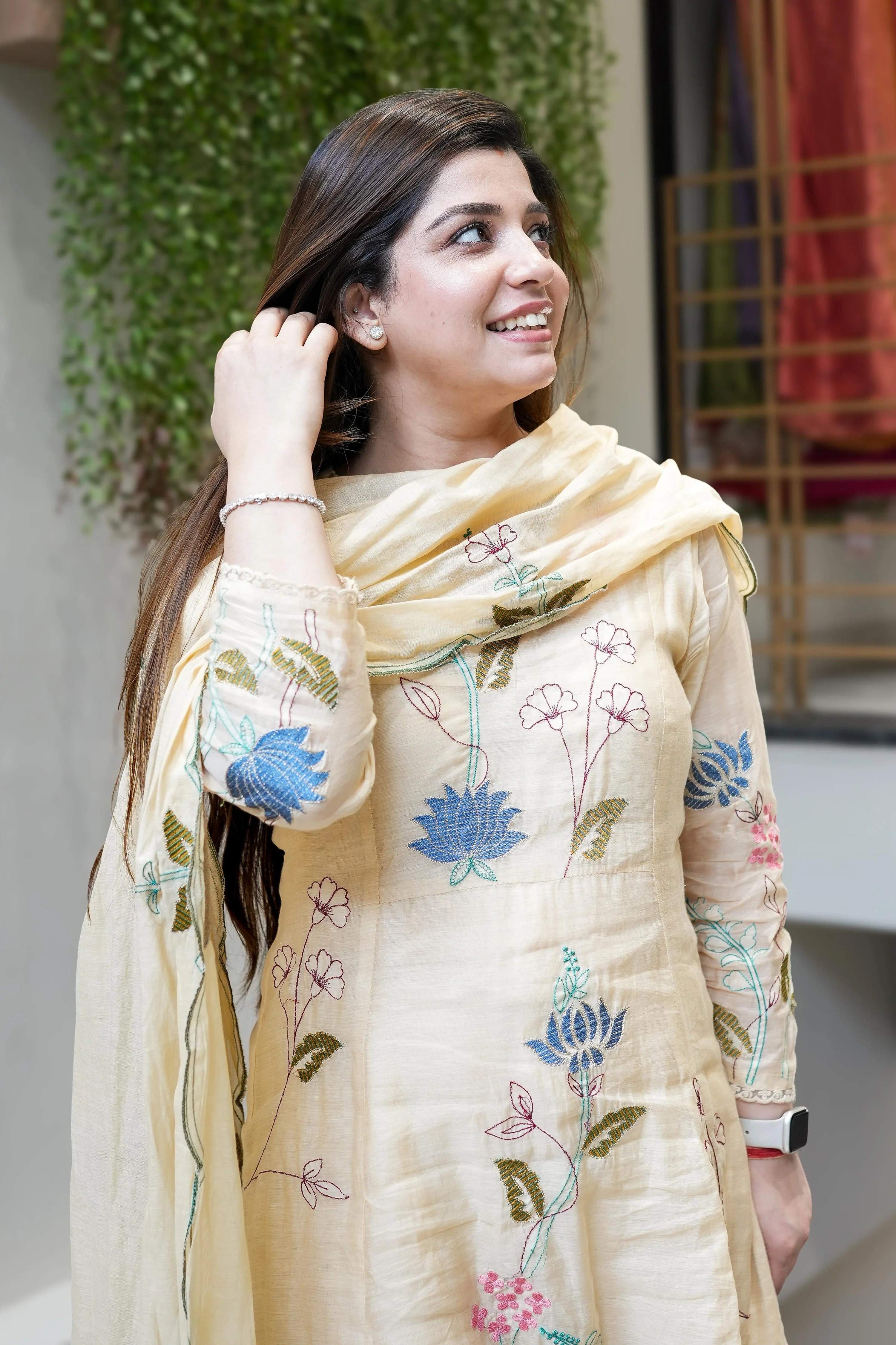 Vegaa Fashion Off White Viscose Chanderi Embroidered Salwar Suit