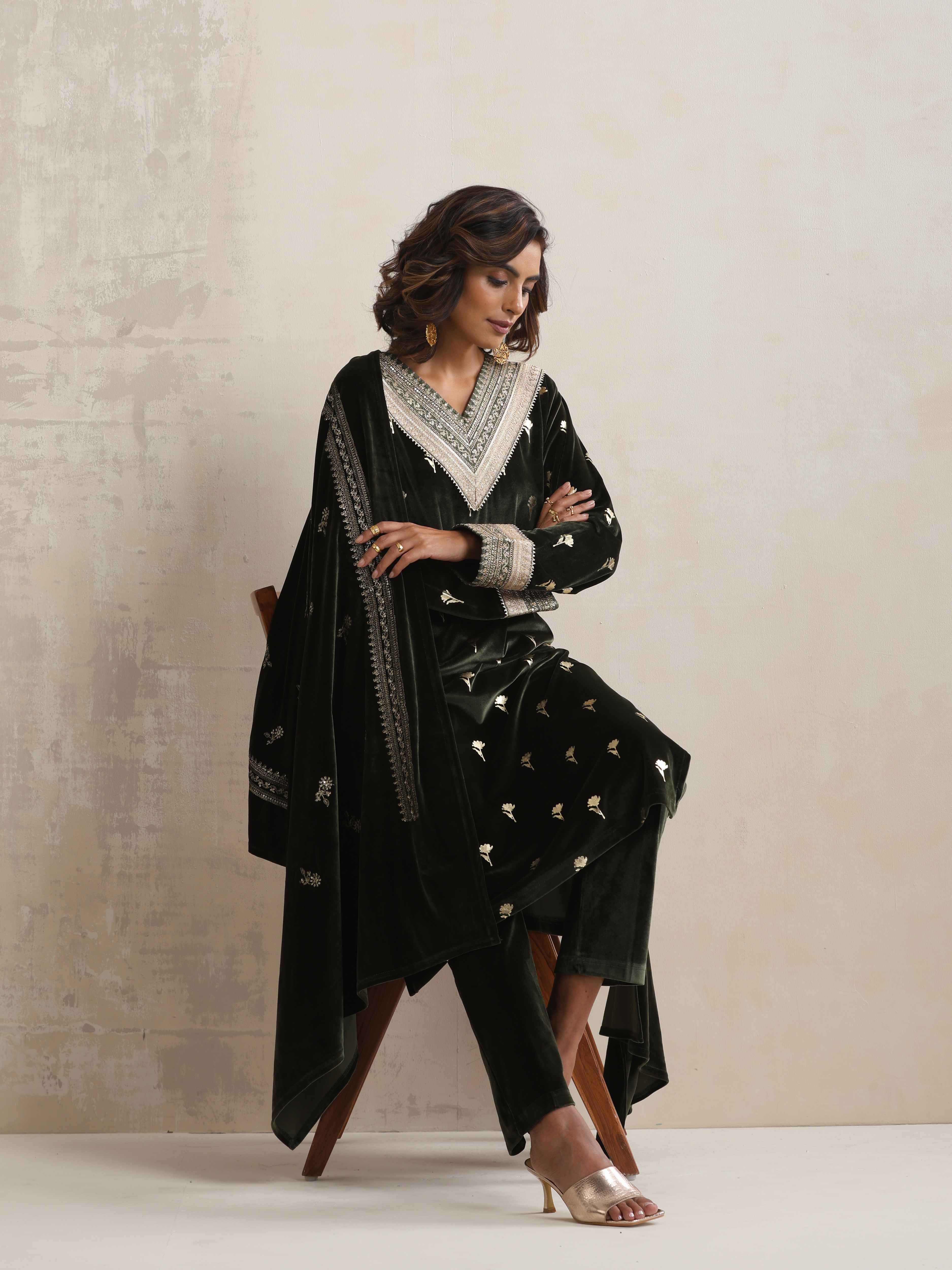 trueBrowns Green Velvet Floral Embroidered Kurta Pant Dupatta Set - Distacart