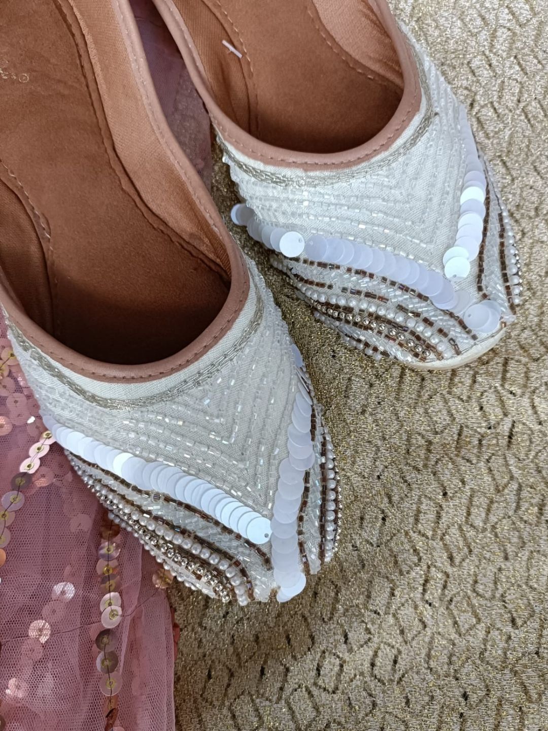 Desi Colour Women Indian Ethnic Footwear-Off White V Pearl - Distacart