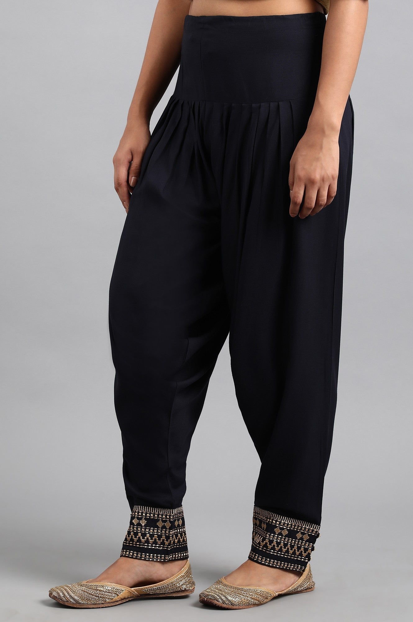 https://cdn.shopify.com/s/files/1/0722/3148/5636/files/19AUW61030-12114_3_e0fe9a41-e9f2-4946-9e16-8e11132dde61.jpg?v=1760598778
