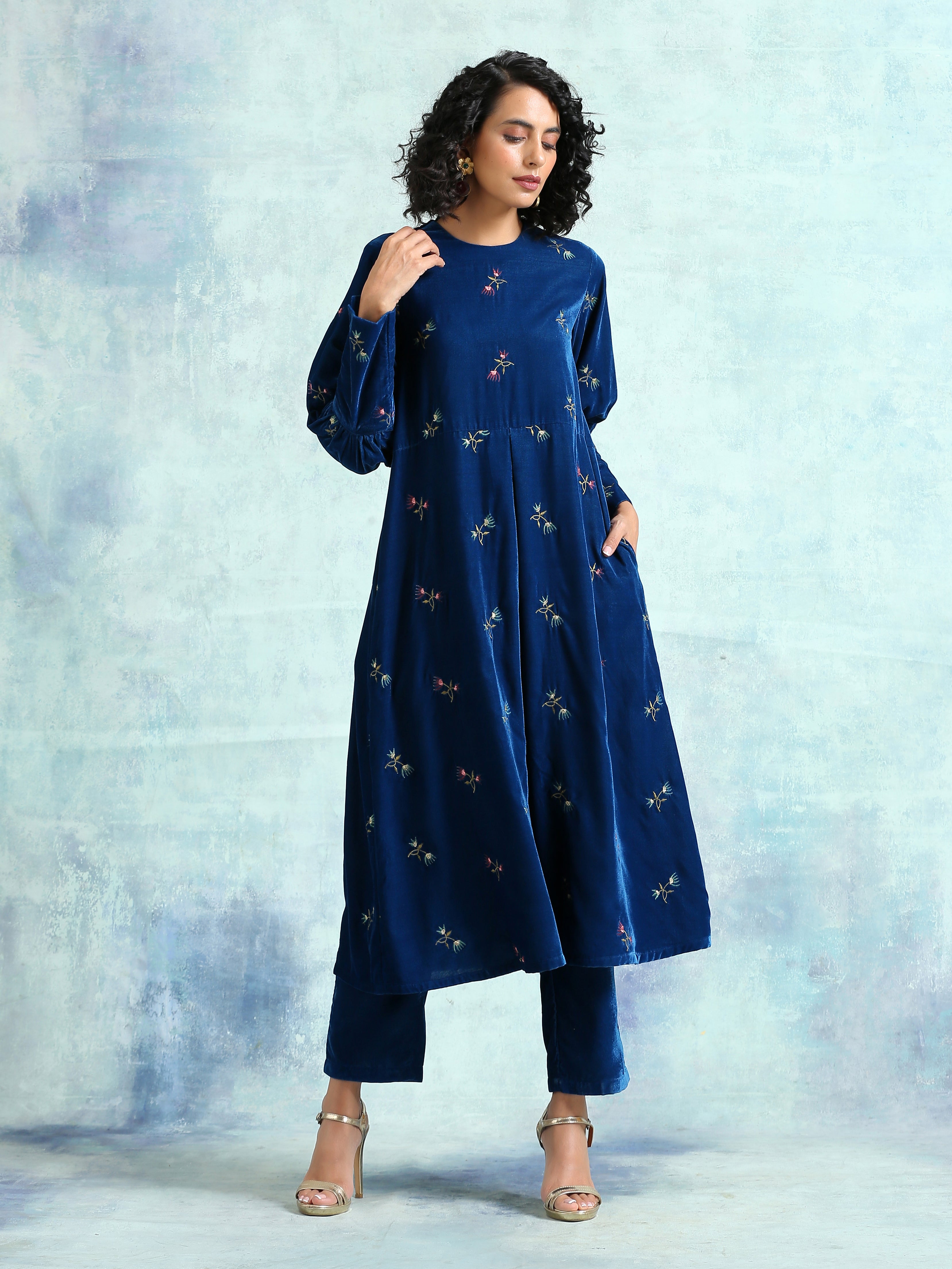 trueBrowns Blue Embroidered Velvet Puff Sleeve Kurta - Distacart