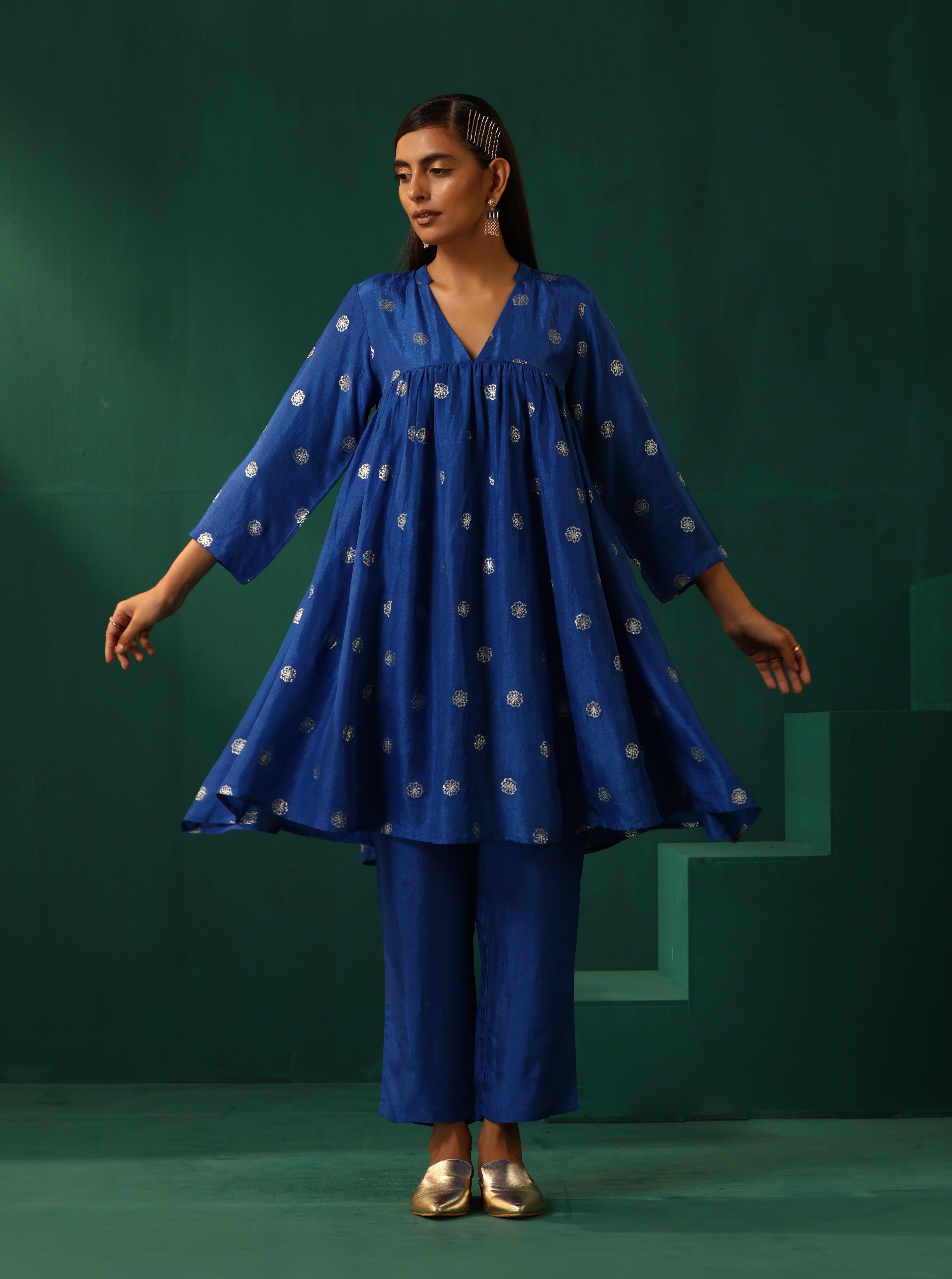 trueBrowns Royal Blue Geometric Floral Viscose Silk Front Gathered Co-ord Set - Distacart