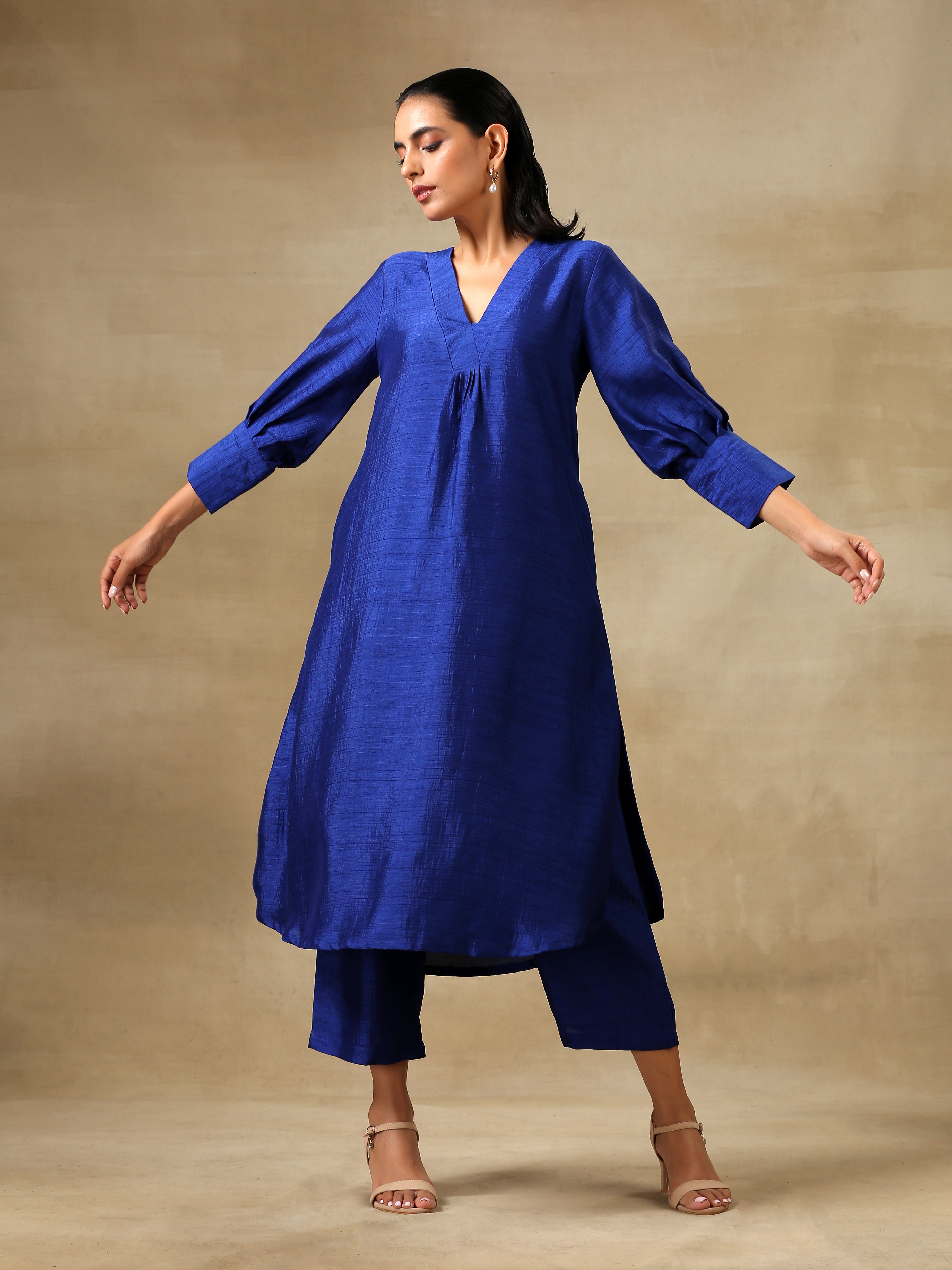 trueBrowns Blue Textured Silk Puff Sleeve Kurta Pant Set - Distacart