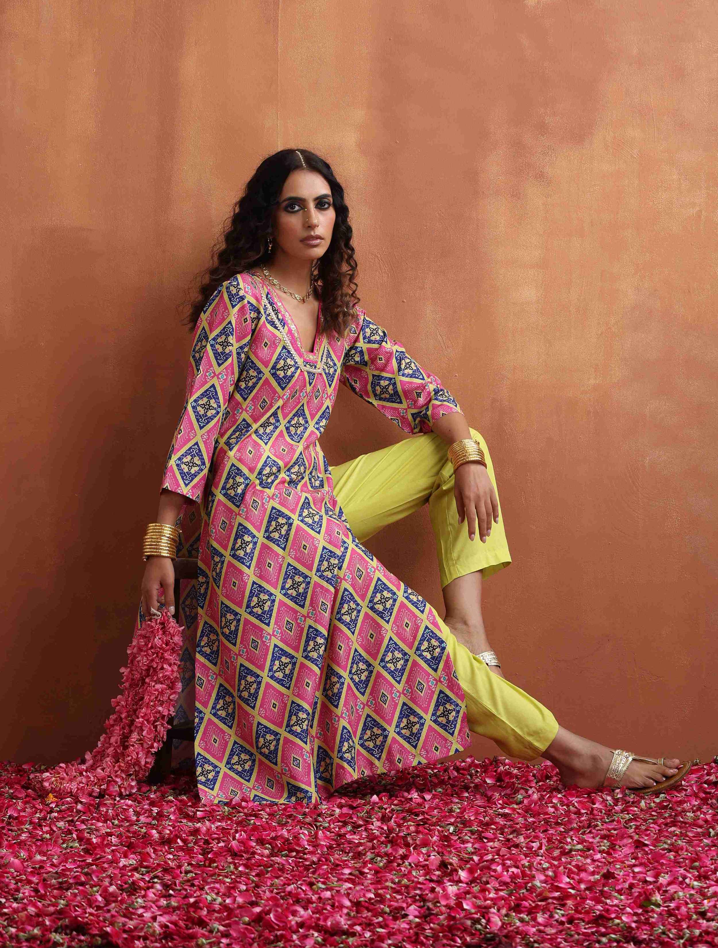 trueBrowns Pink Print High Slit Kurta Set - Distacart