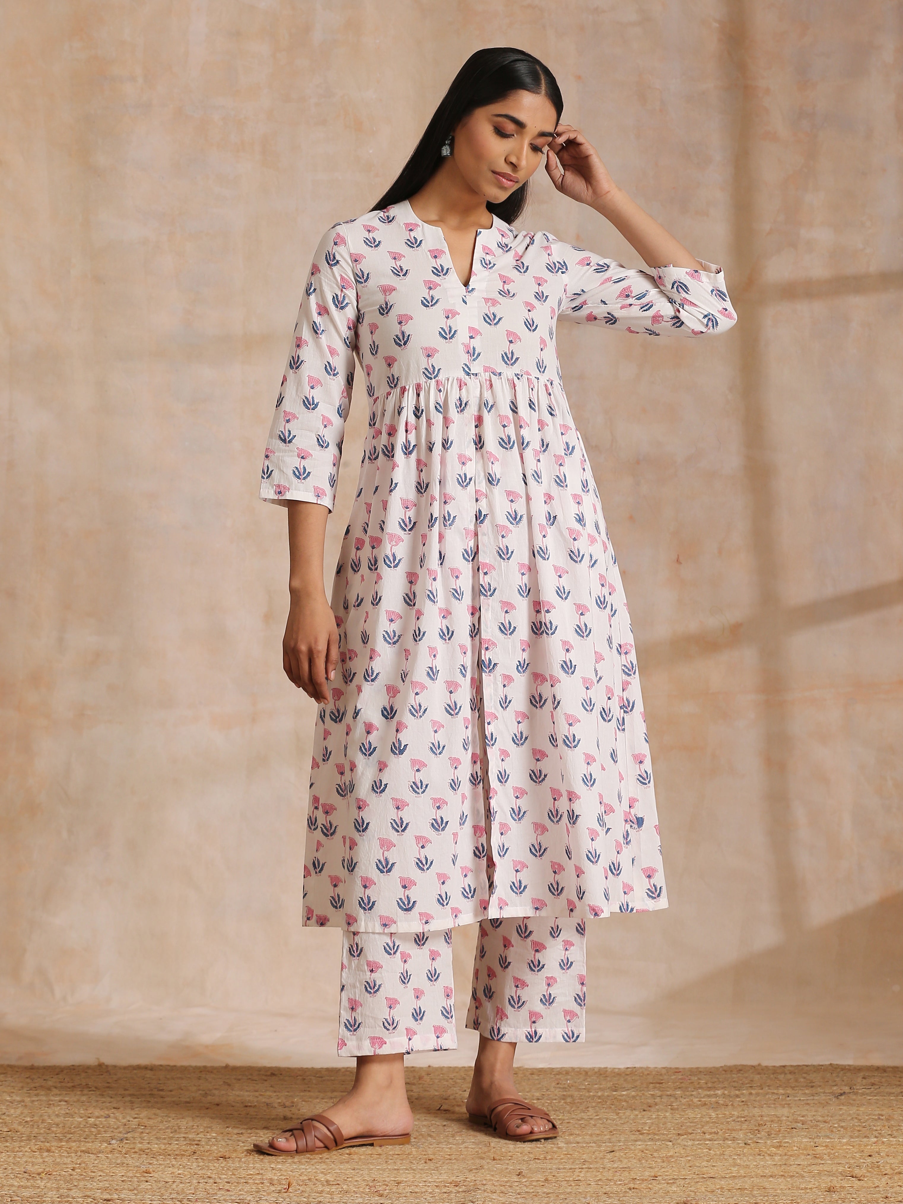 trueBrowns White With Pink Blue Buta Block Print Cotton Kurta Pant Set - Distacart