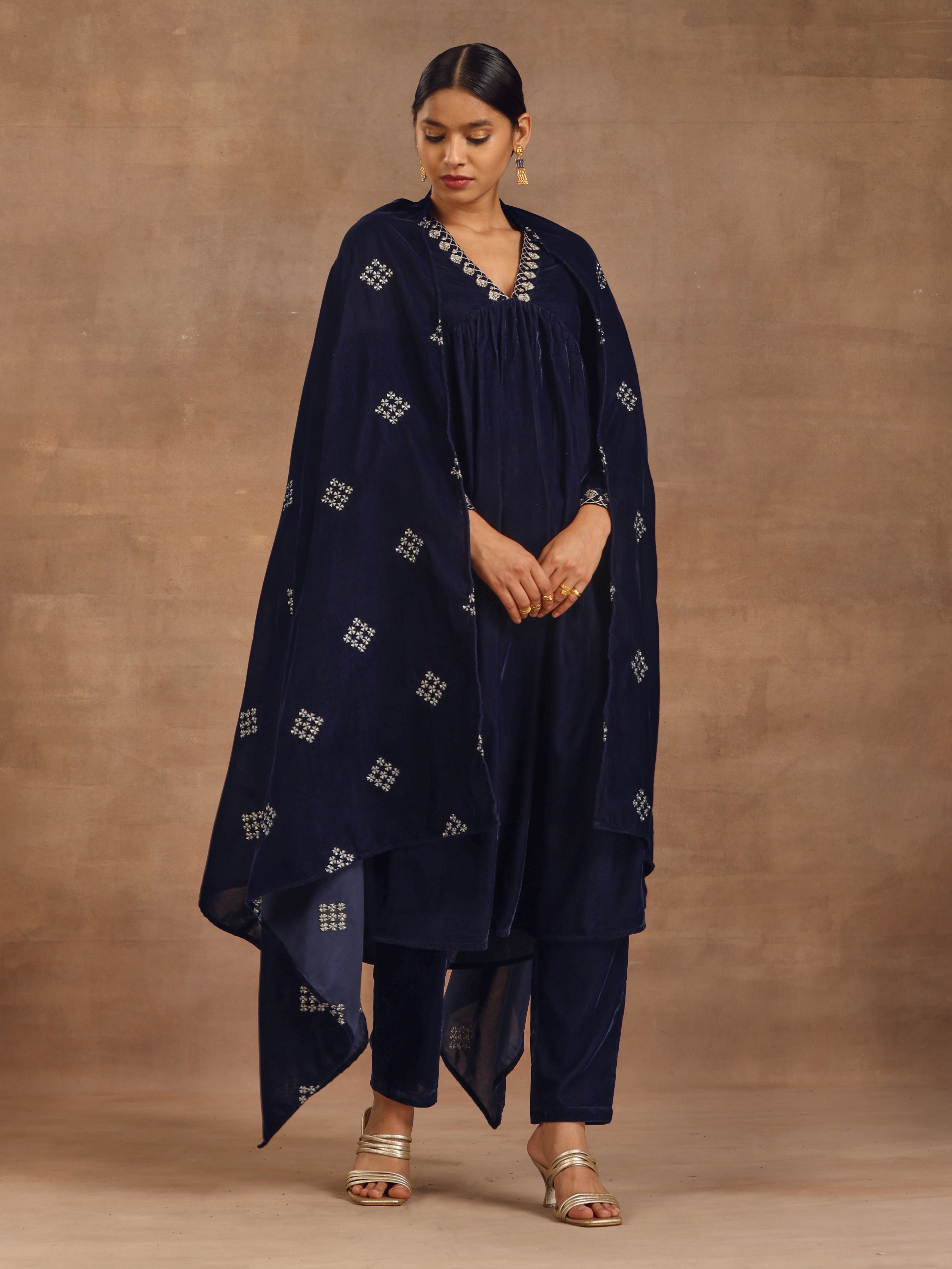 trueBrowns Midnight Blue Velvet Embroidered Shawl - Distacart