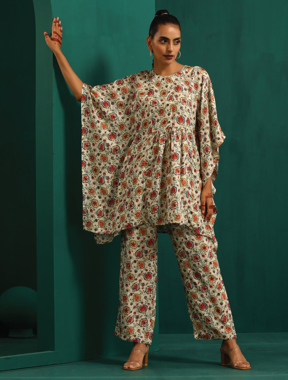 trueBrowns Off white Floral Bunch Muslin Silk Printed Kaftan Gathered Co-ord Set - Distacart