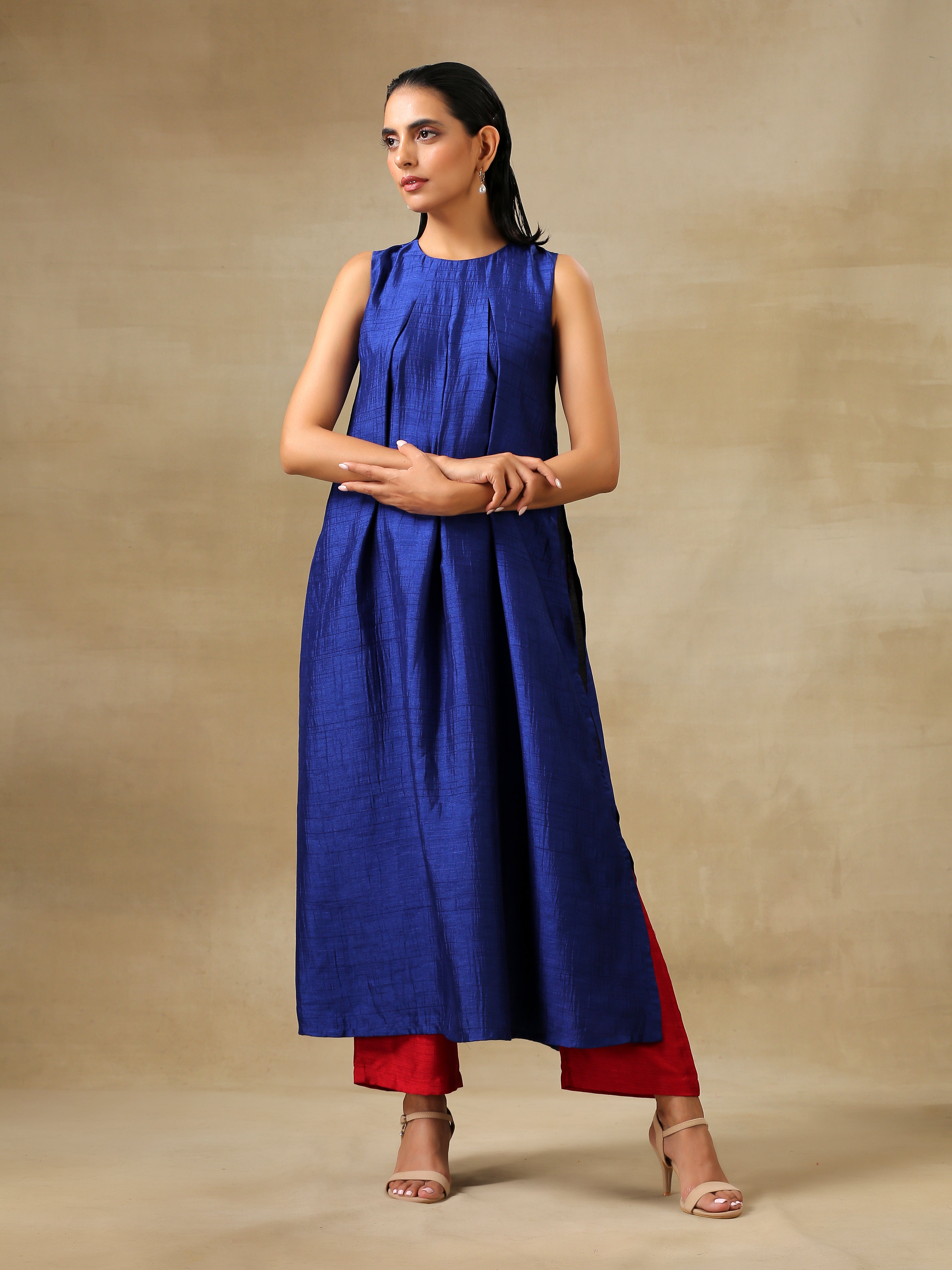 trueBrowns Blue Textured Silk Sleeveless Kurta Pant Set - Distacart
