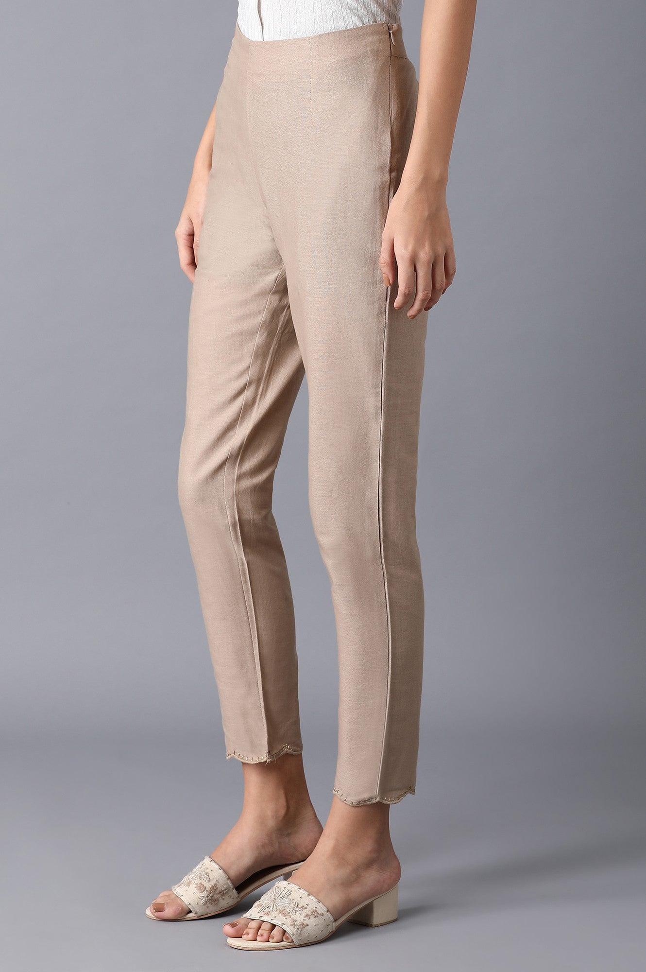 https://cdn.shopify.com/s/files/1/0722/3148/5636/files/20FEW60549-213569_3_83bd30e4-5dca-4d60-bbbf-32aa90456ee6.jpg?v=1760485429