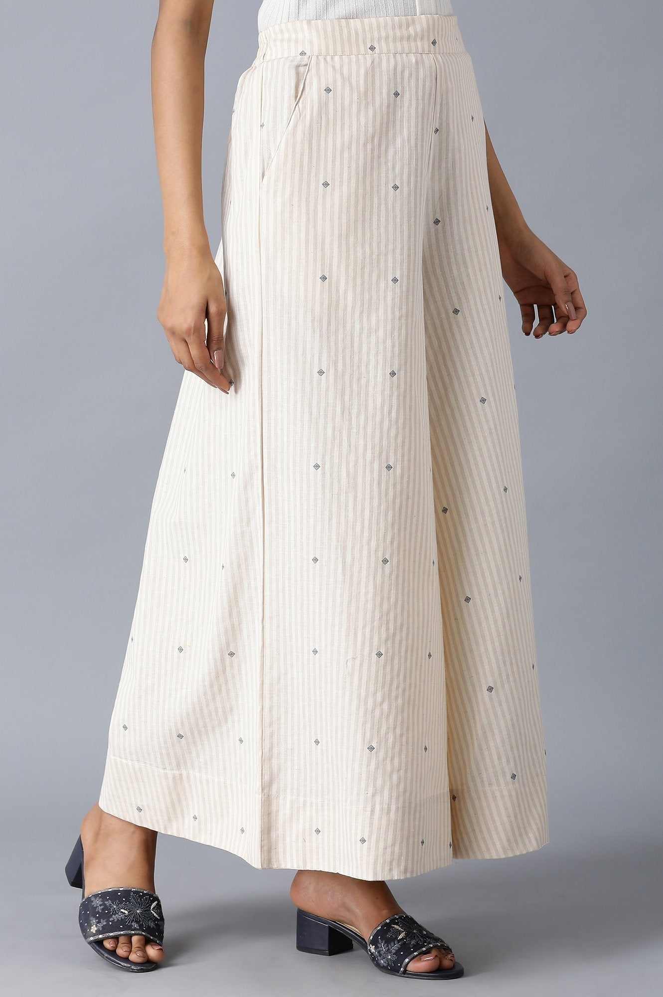 https://cdn.shopify.com/s/files/1/0722/3148/5636/files/20FEW60930-114385_4_4b73634e-bbbd-454b-99dc-2241304bafd2.jpg?v=1760597938