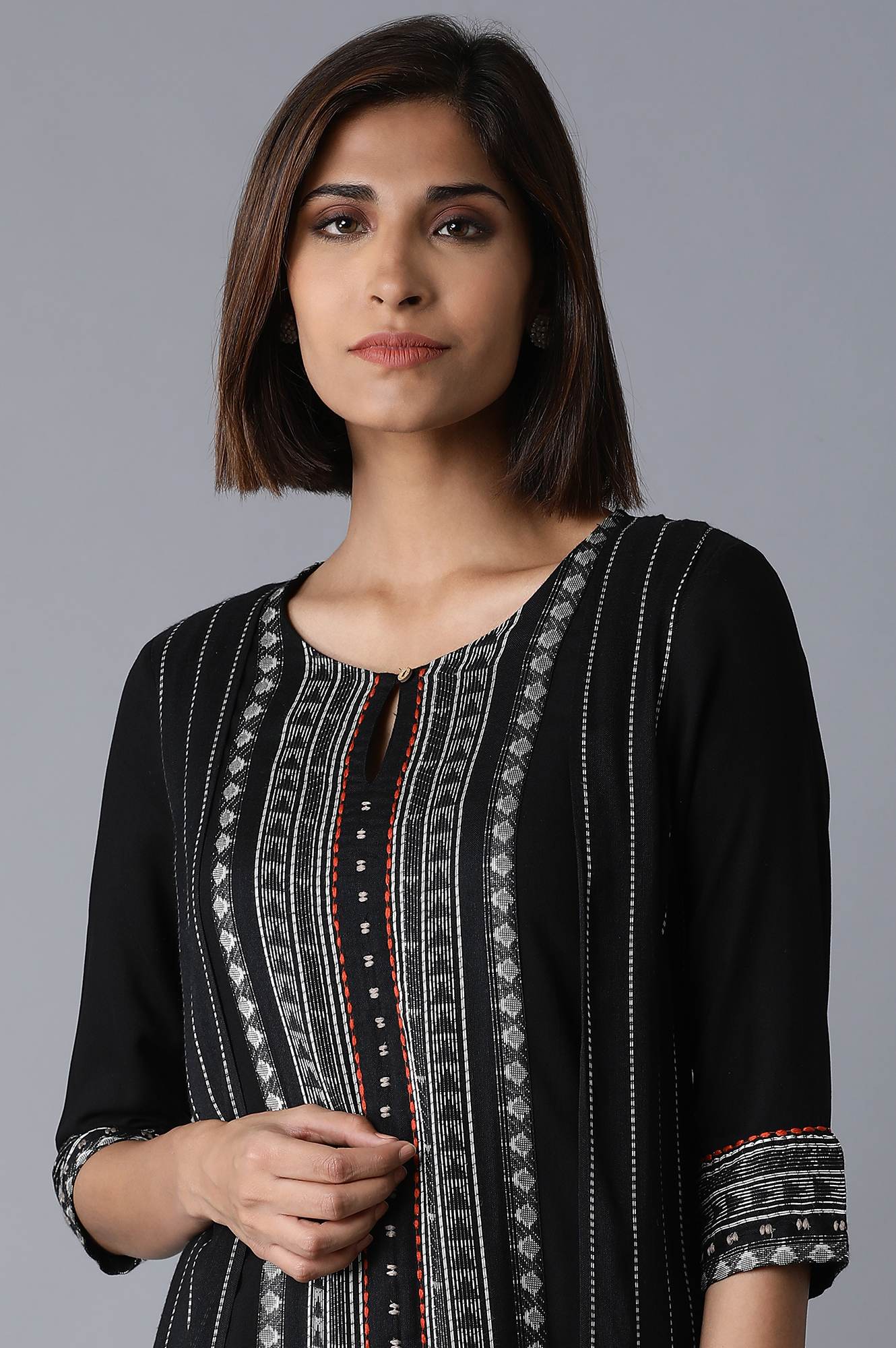 https://cdn.shopify.com/s/files/1/0722/3148/5636/files/20SKW14288-310566_6.jpg?v=1760485156