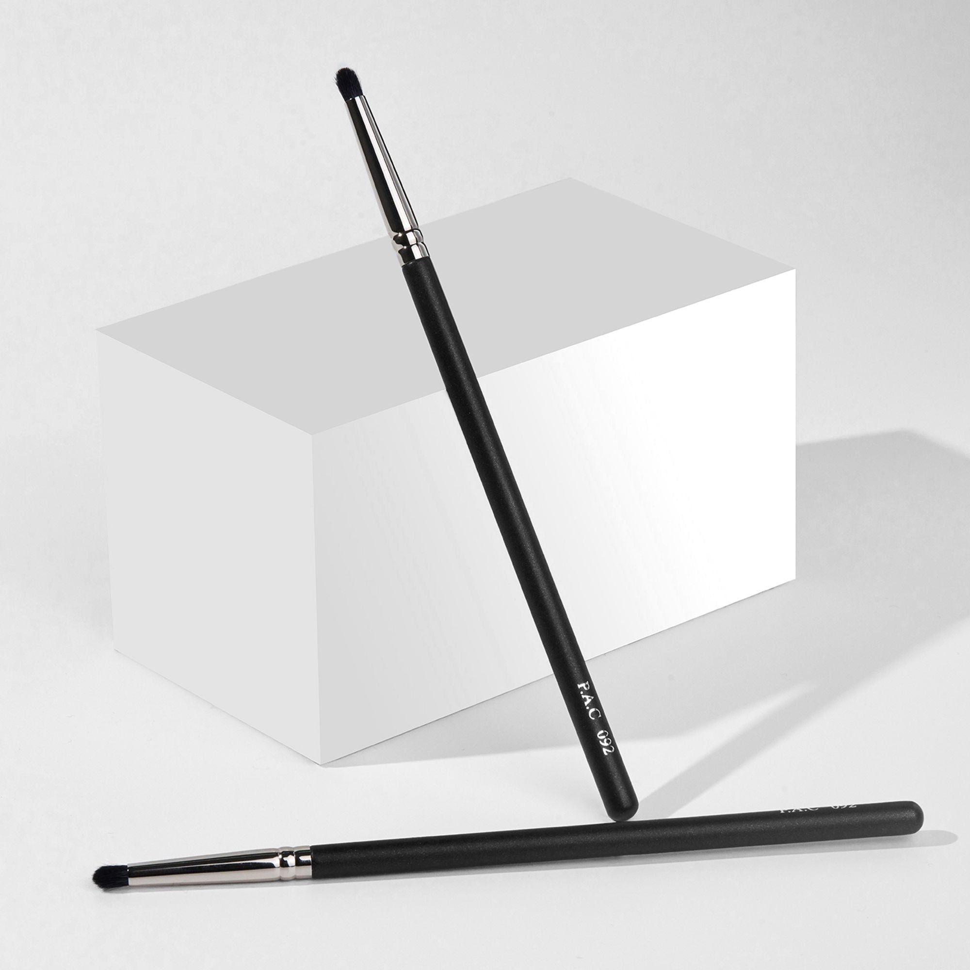 PAC Studio Eyeshadow Blending Brush 092 - Small Smudger Brush for Detailed Blending, Ultra Soft Bristles - Distacart