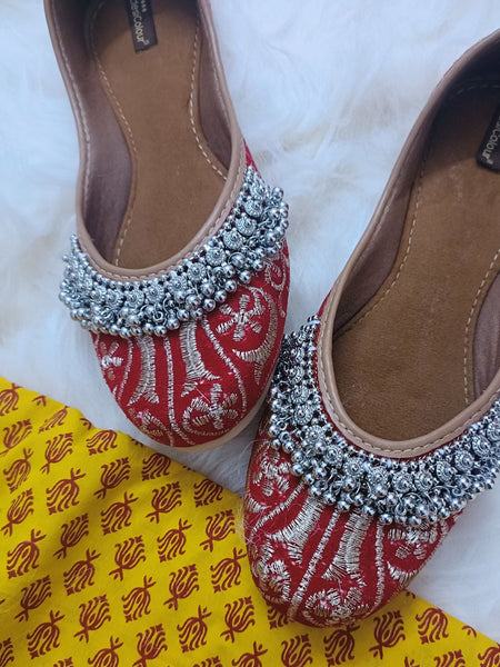 Desi Colour Women Indian Ethnic Footwear-Red Gungroo