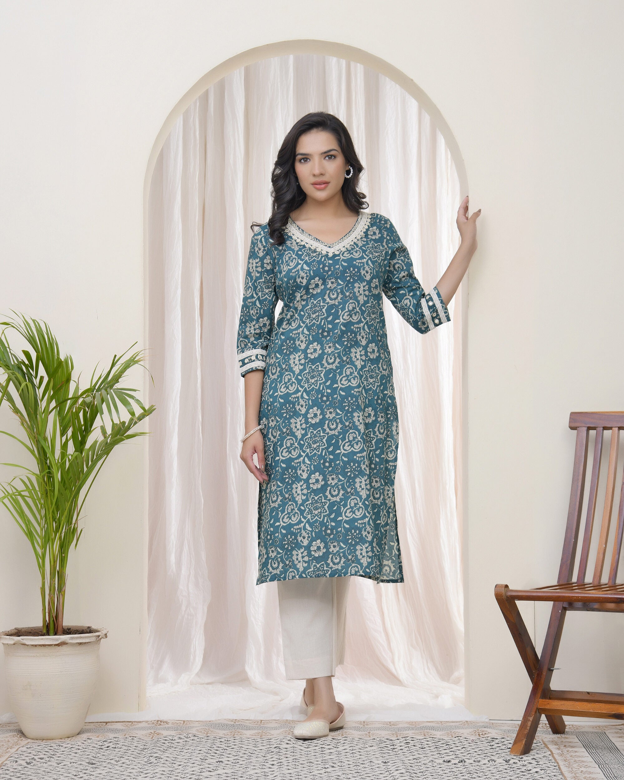 Vaasva Women Ferozi Cotton Printed Straight Kurti