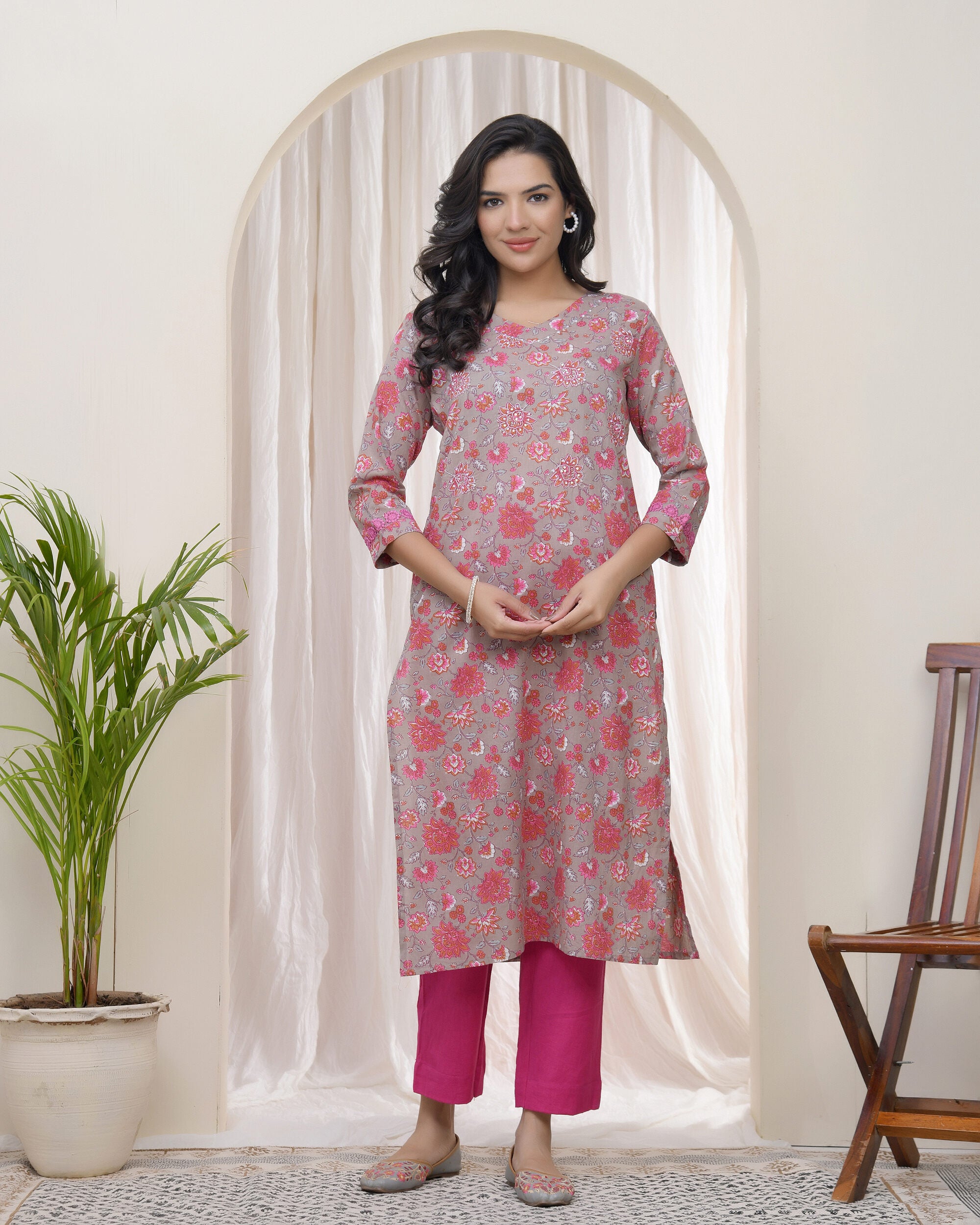 Vaasva Women Charcoal Cotton Printed Straight Kurti