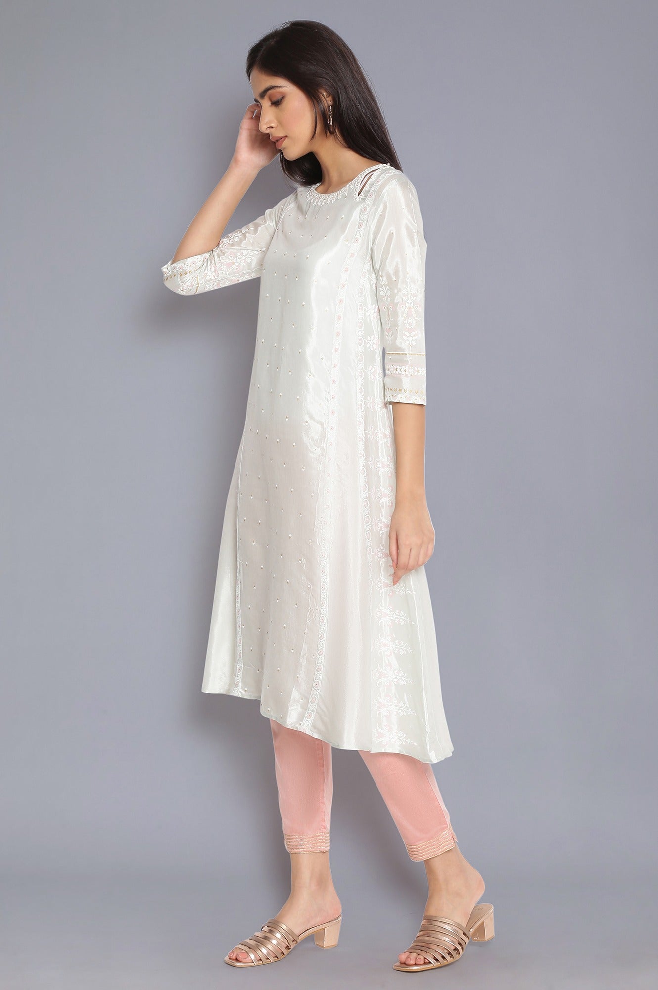 https://cdn.shopify.com/s/files/1/0722/3148/5636/files/21AUW14798-116328_3_e0b60839-7dbd-46e4-835e-e81d16ee4c1e.jpg?v=1760478622