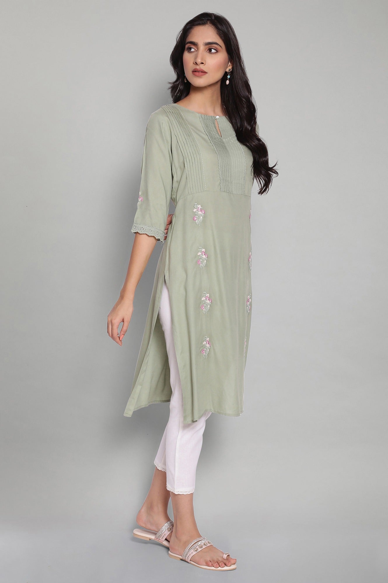 https://cdn.shopify.com/s/files/1/0722/3148/5636/files/21AUW15920-215761_4_2b82cf6a-f61d-4e2e-8cb3-162ae3ec4a3c.jpg?v=1760481799