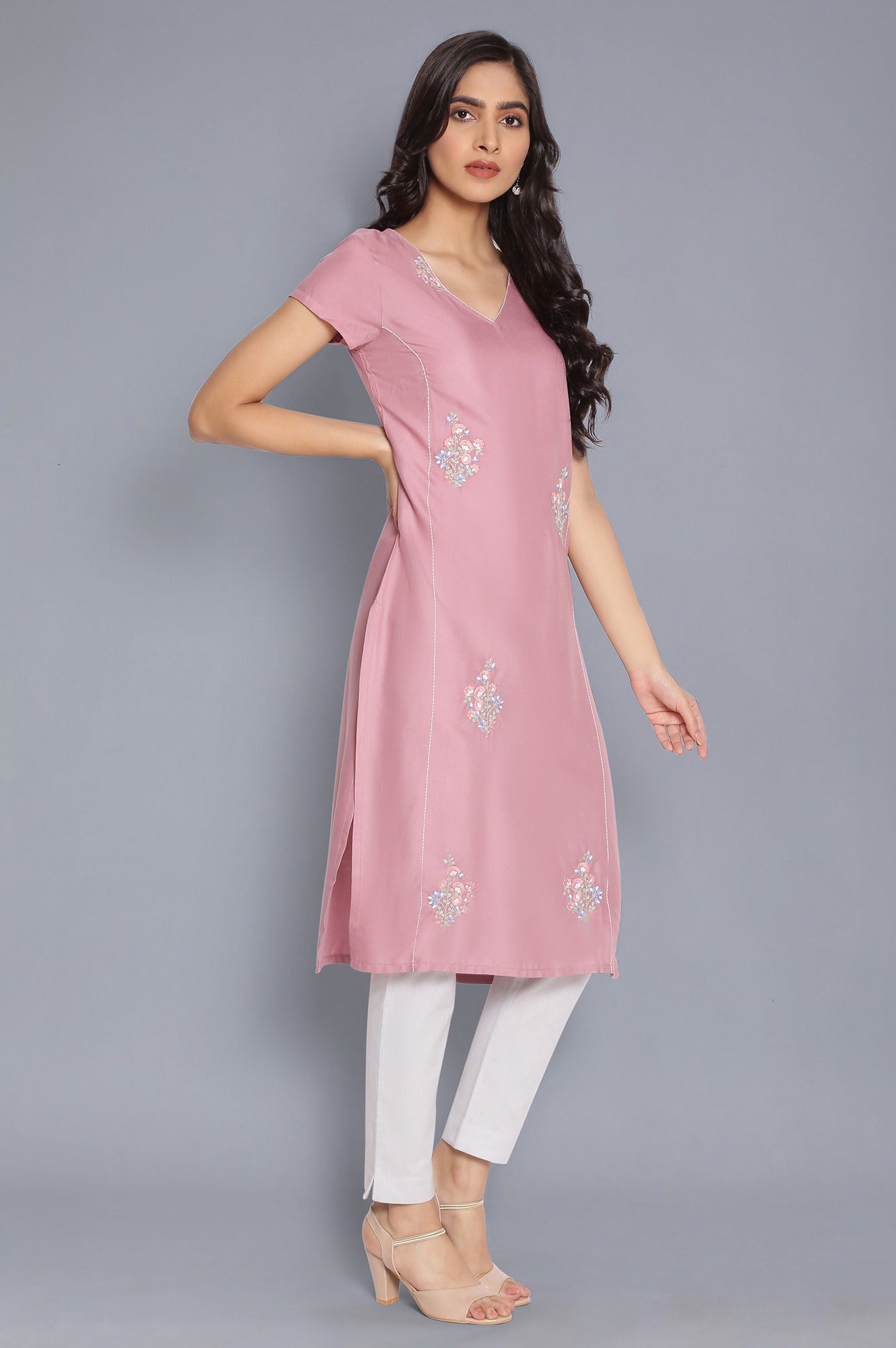 https://cdn.shopify.com/s/files/1/0722/3148/5636/files/21AUW15922B-215762_4.jpg?v=1760483925