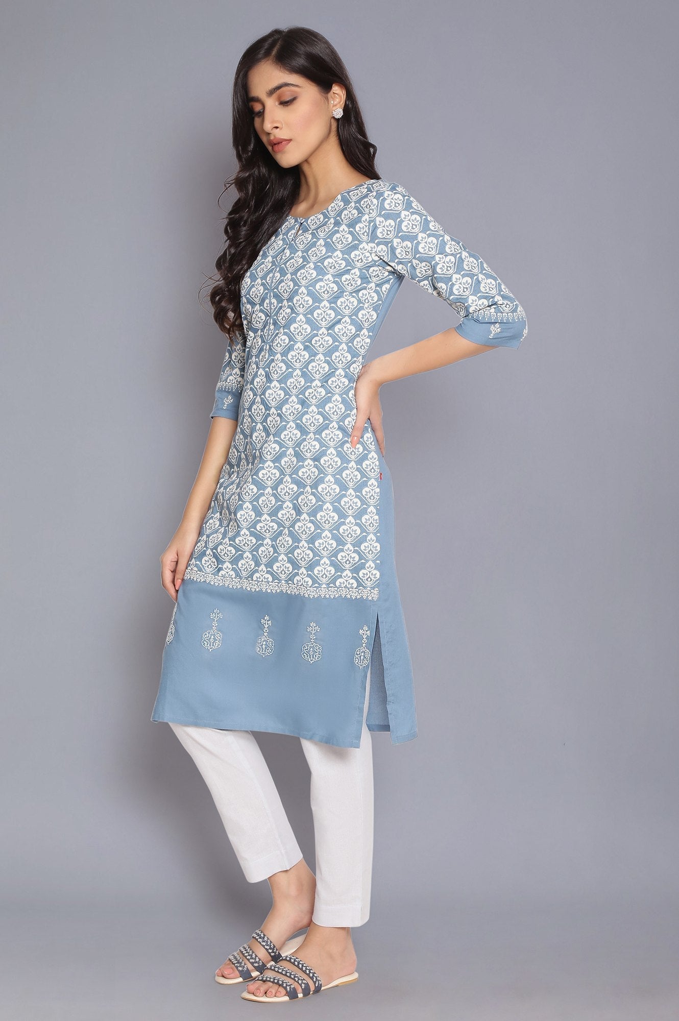 https://cdn.shopify.com/s/files/1/0722/3148/5636/files/21AUW15990-116103_3.jpg?v=1760483960