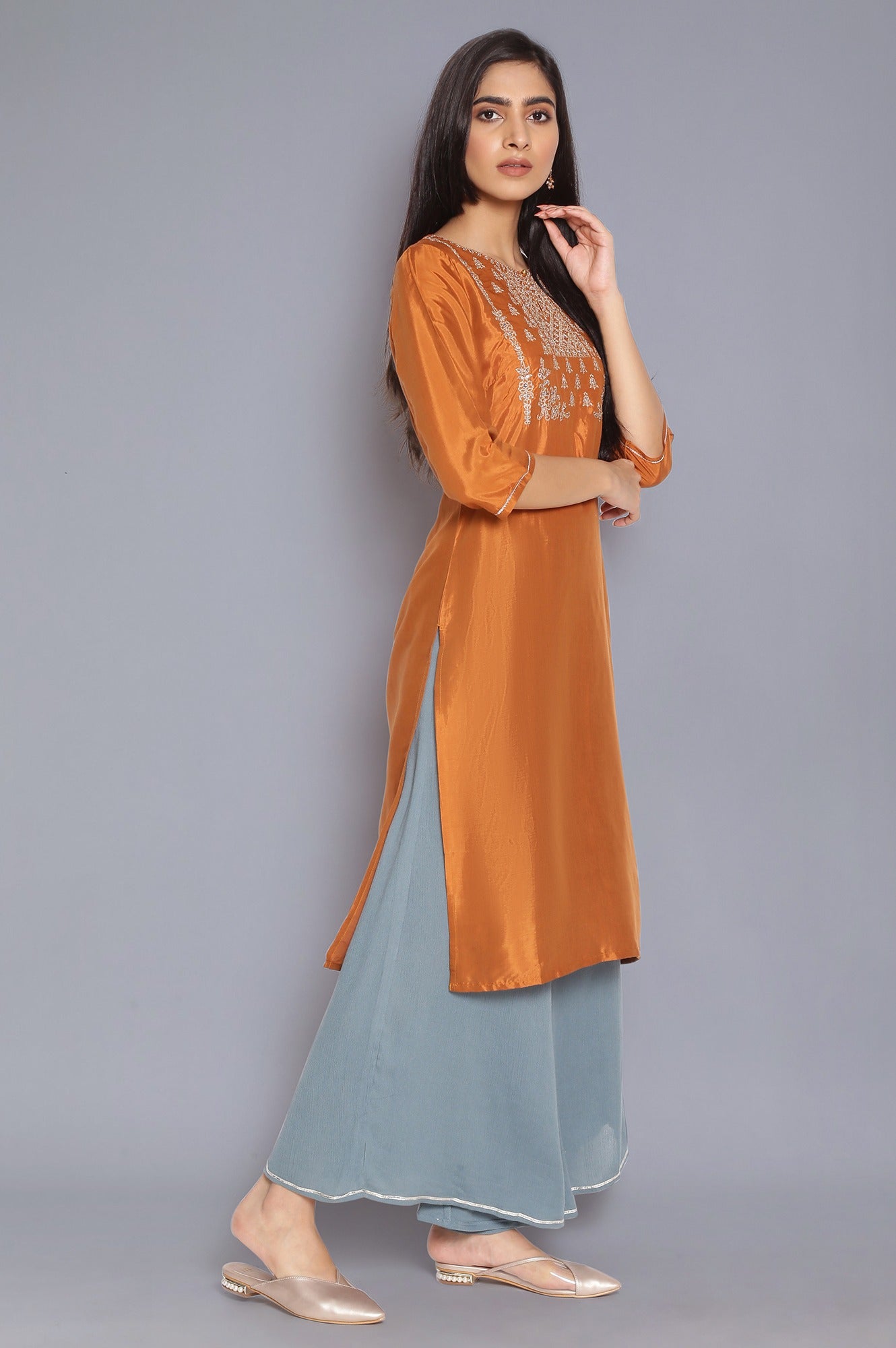 https://cdn.shopify.com/s/files/1/0722/3148/5636/files/21AUW16110-215850_4.jpg?v=1760486153