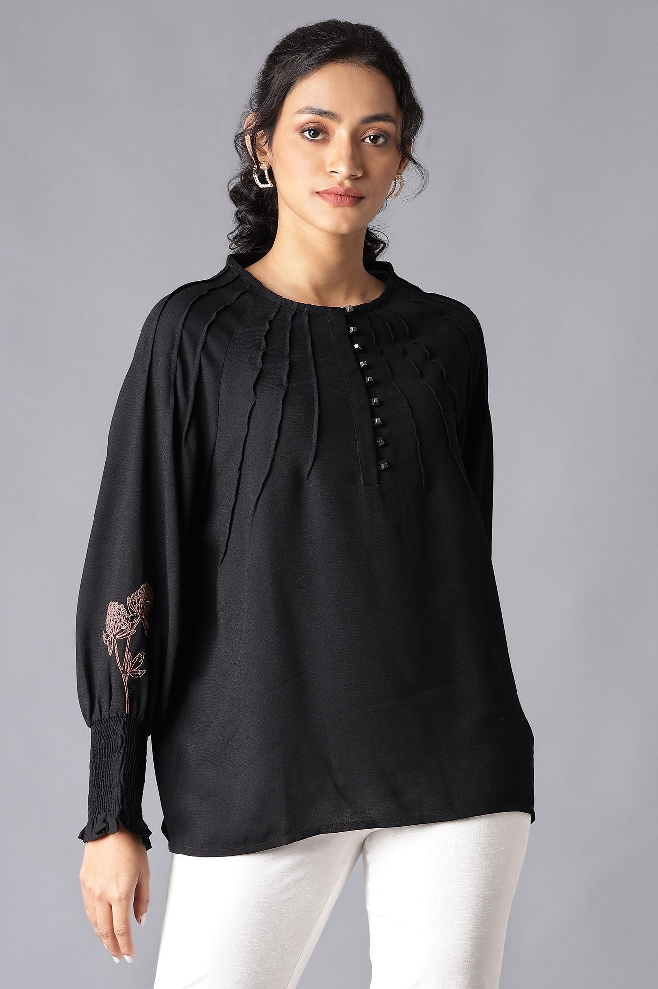 https://cdn.shopify.com/s/files/1/0722/3148/5636/files/21AUW31060-820105_1_5cc2105d-b520-48bb-8ba7-805caac85446.jpg?v=1760482213