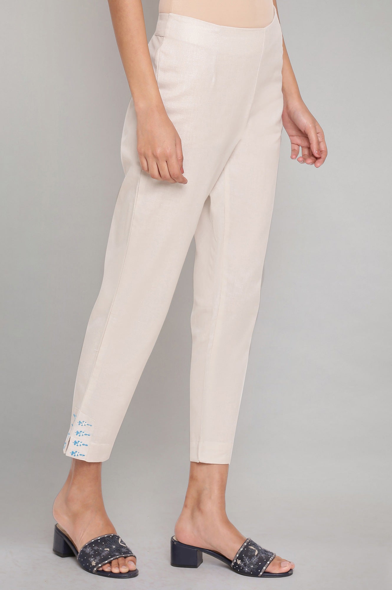 https://cdn.shopify.com/s/files/1/0722/3148/5636/files/21AUW61334-215719_4_b38c38f0-d27c-42a2-babc-8ce418dfd3c3.jpg?v=1772277681