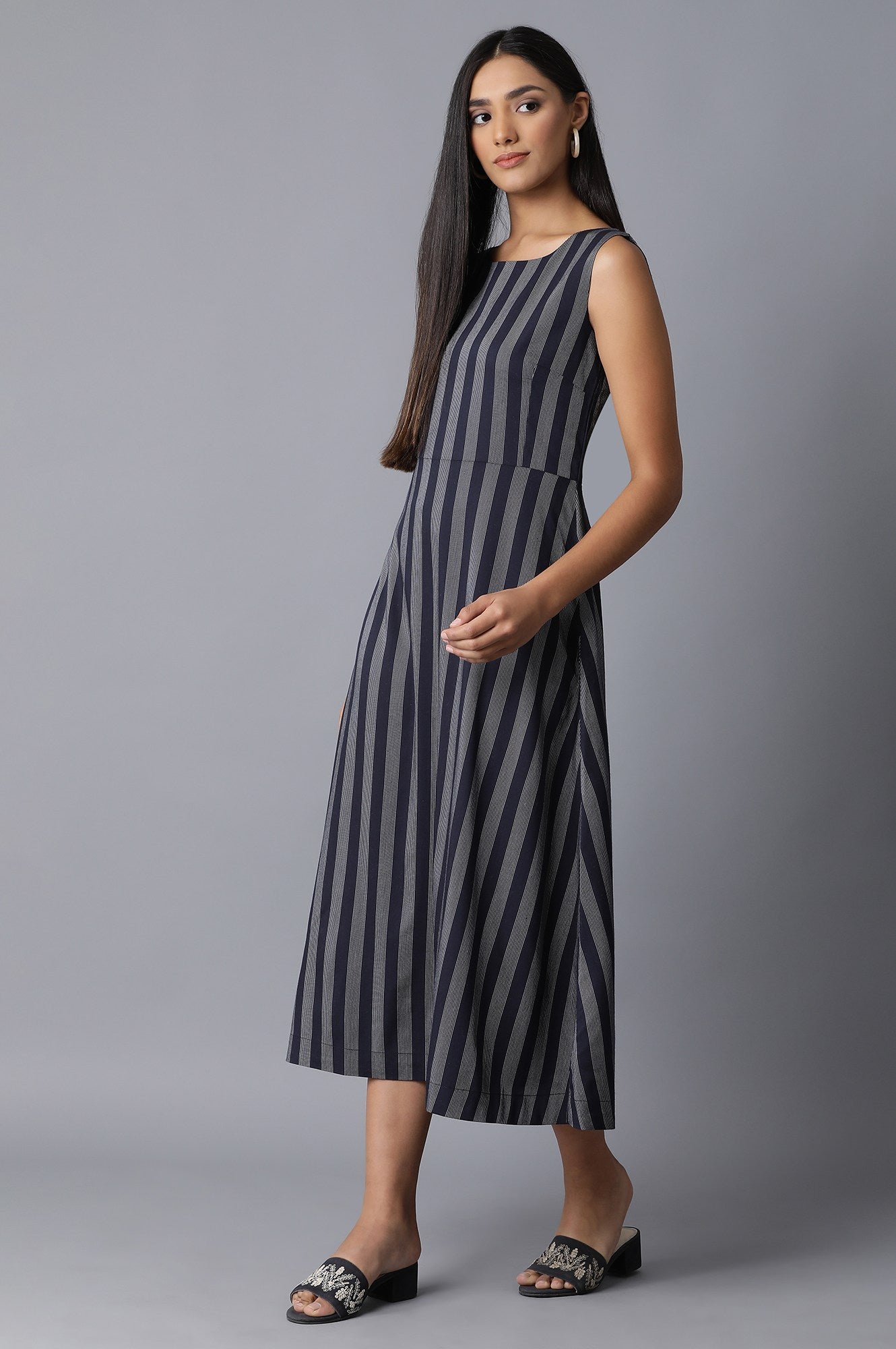 https://cdn.shopify.com/s/files/1/0722/3148/5636/files/21FEW17004-830007_3_d3026172-abc0-42e6-9d78-0a61780ff9f8.jpg?v=1760482032