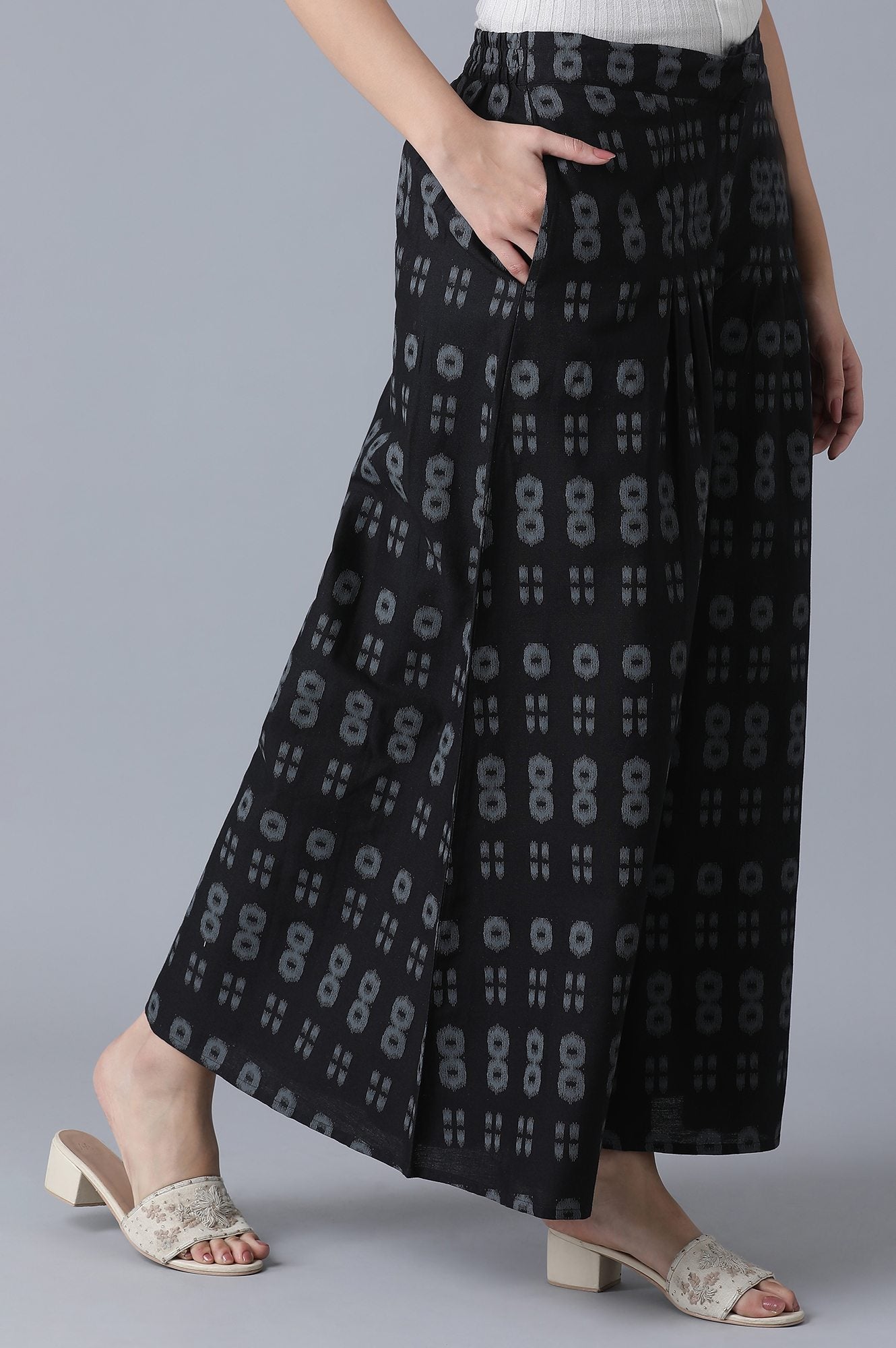 https://cdn.shopify.com/s/files/1/0722/3148/5636/files/21FEW61011-114480_4.jpg?v=1772277646