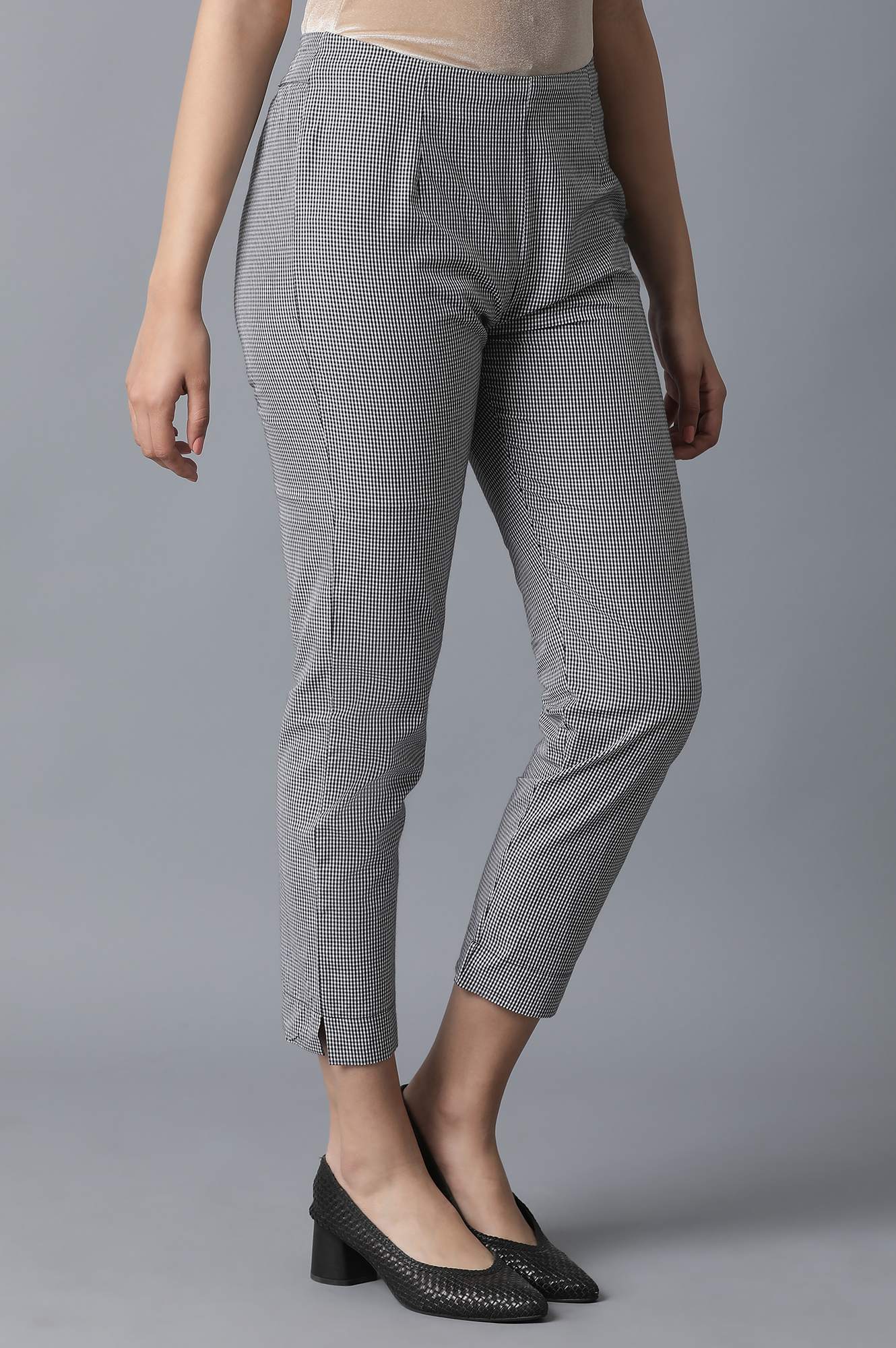 https://cdn.shopify.com/s/files/1/0722/3148/5636/files/21FEW61215-311842_4_7a6e3676-db3f-462e-83e5-974bbde1a56e.jpg?v=1760495368