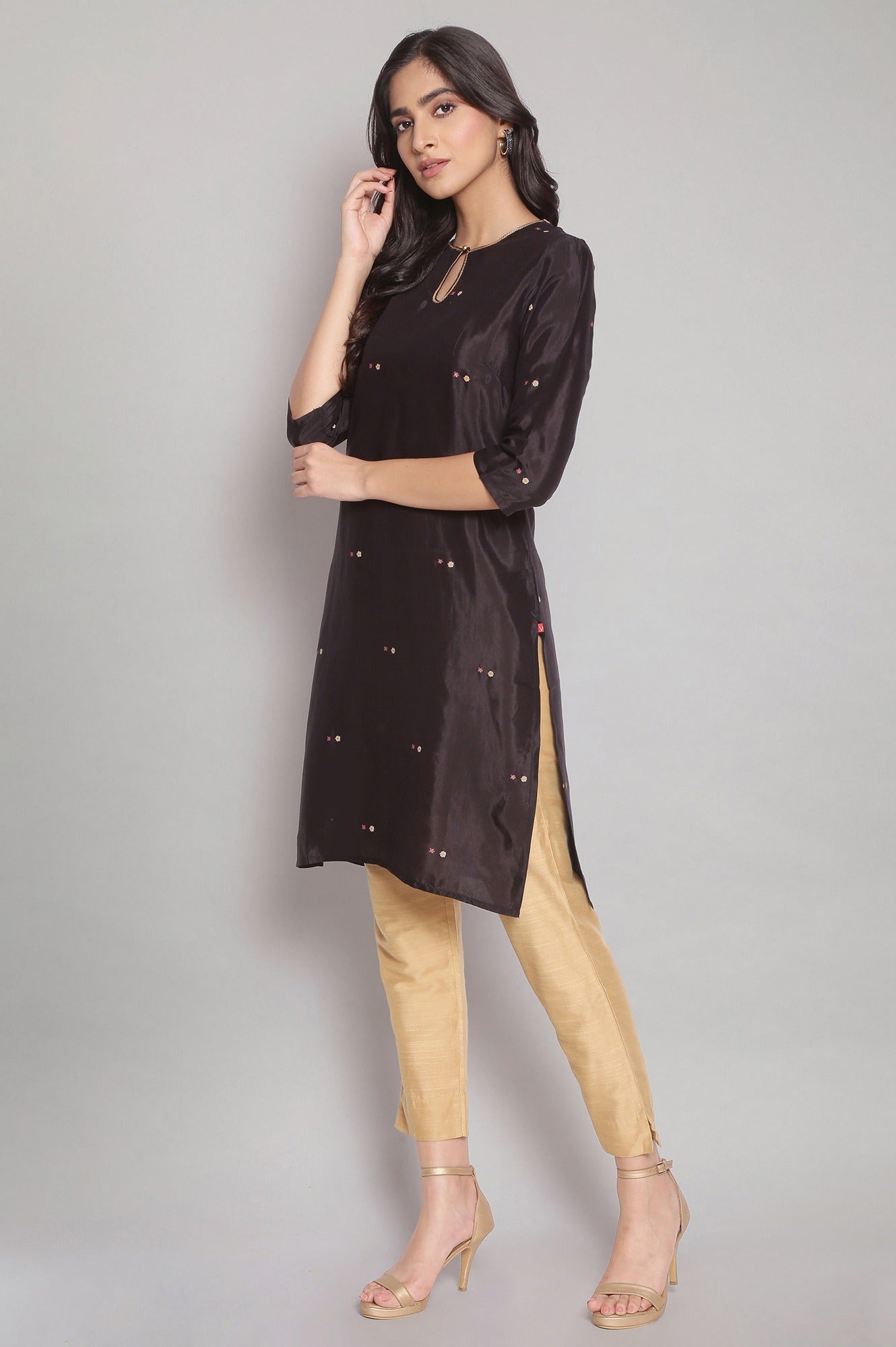 https://cdn.shopify.com/s/files/1/0722/3148/5636/files/21SFW16143-112569_3.jpg?v=1760484199