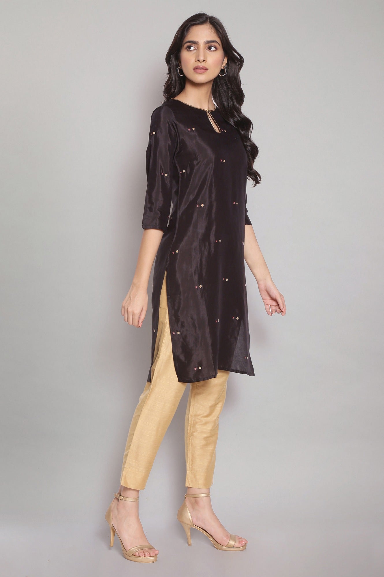 https://cdn.shopify.com/s/files/1/0722/3148/5636/files/21SFW16143-112569_4.jpg?v=1760484199