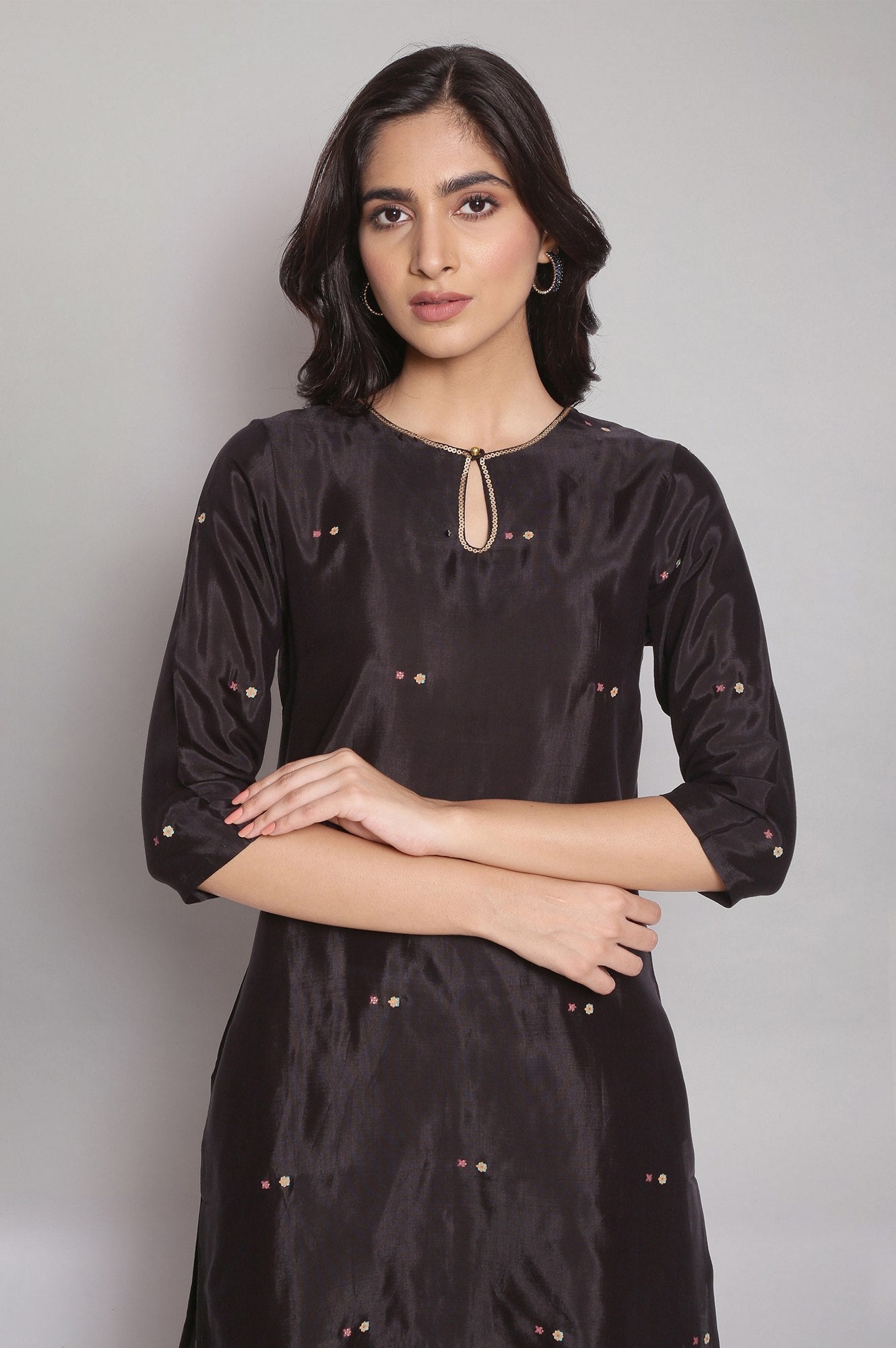 https://cdn.shopify.com/s/files/1/0722/3148/5636/files/21SFW16143-112569_6.jpg?v=1760484199