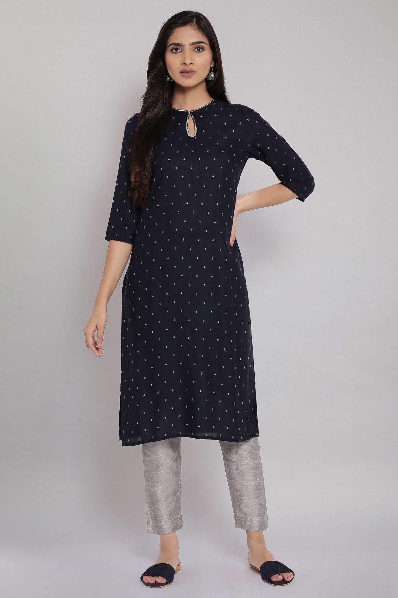 https://cdn.shopify.com/s/files/1/0722/3148/5636/files/21SFW16145-112456_1.jpg?v=1760486571
