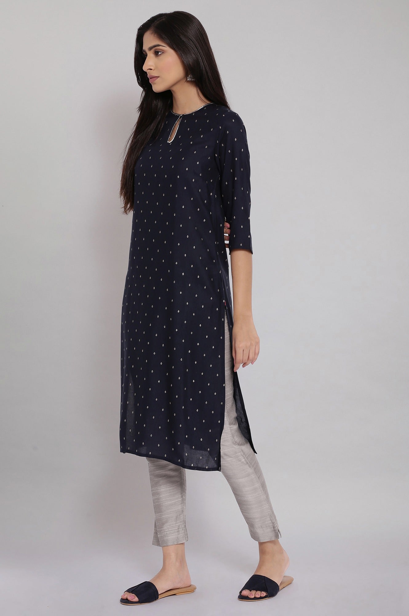 https://cdn.shopify.com/s/files/1/0722/3148/5636/files/21SFW16145-112456_3.jpg?v=1760486571